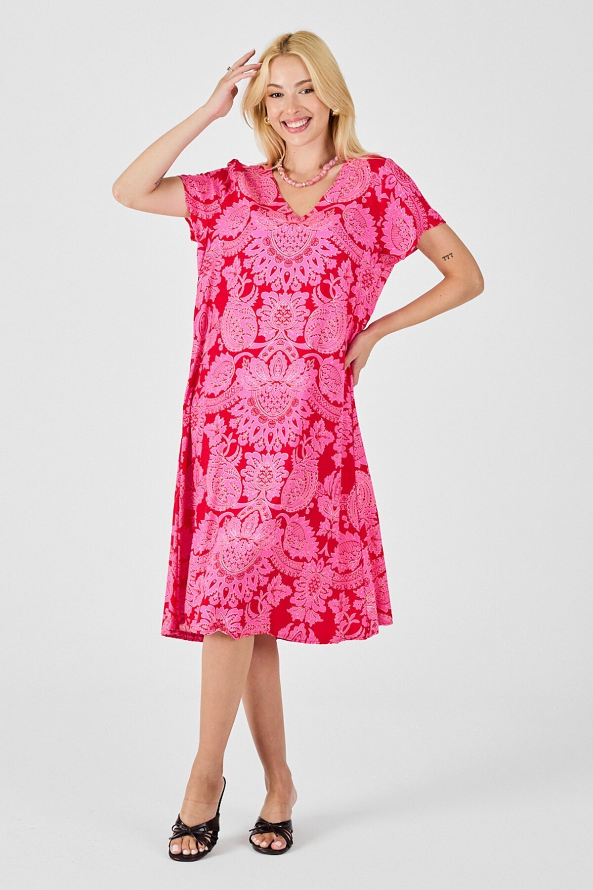 Fuşya Desenli V Yaka Kısa Kollu Midi Boy Elbise
