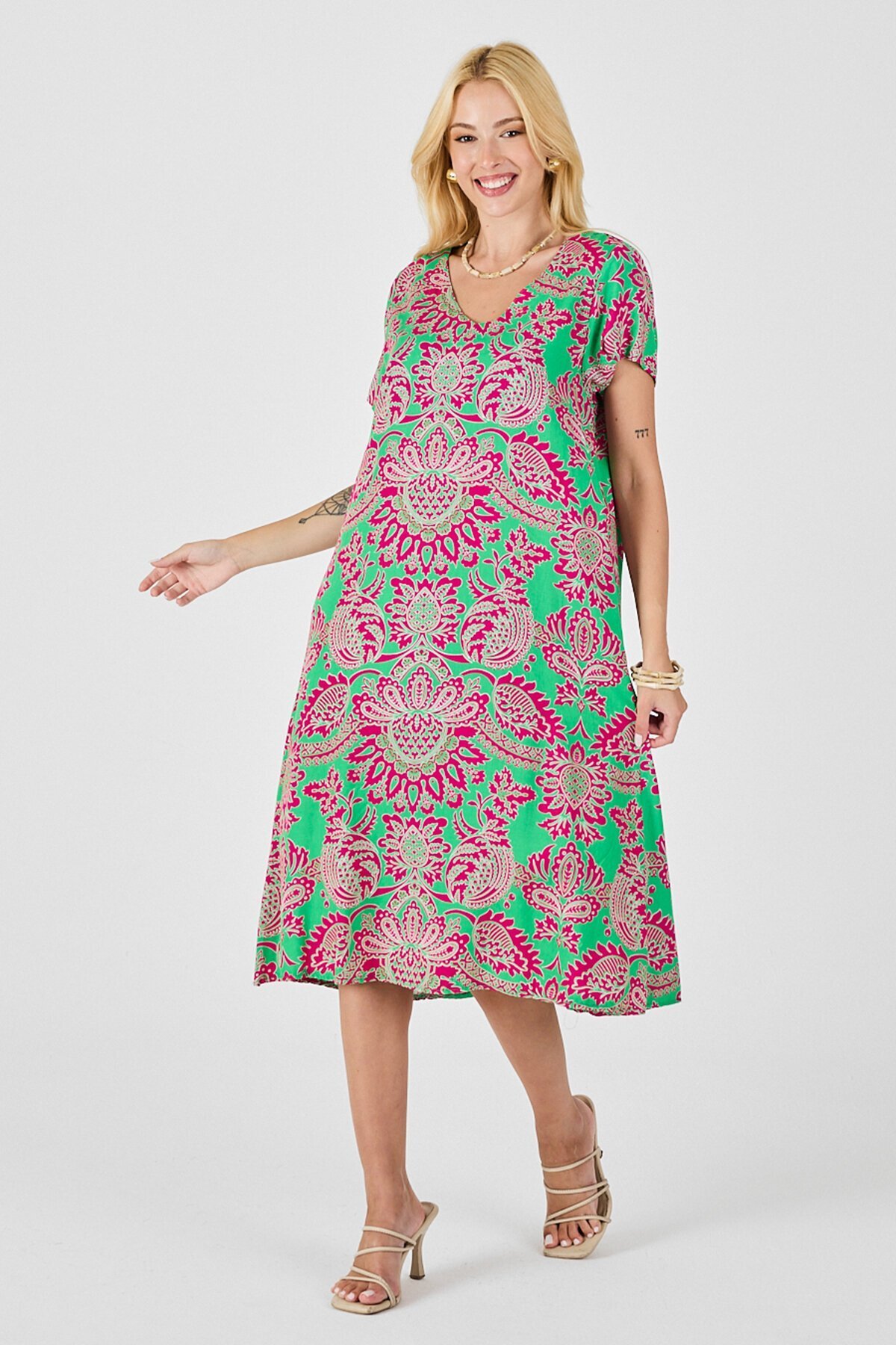 Pembe Desenli V Yaka Kısa Kollu Midi Boy Elbise