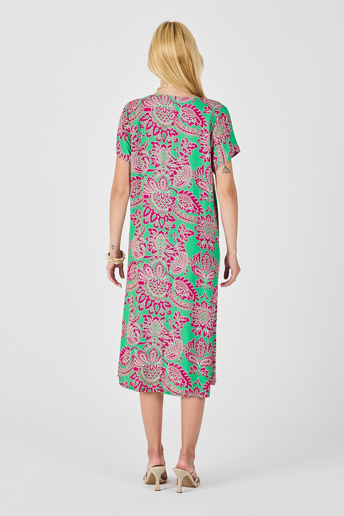 Pembe Desenli V Yaka Kısa Kollu Midi Boy Elbise