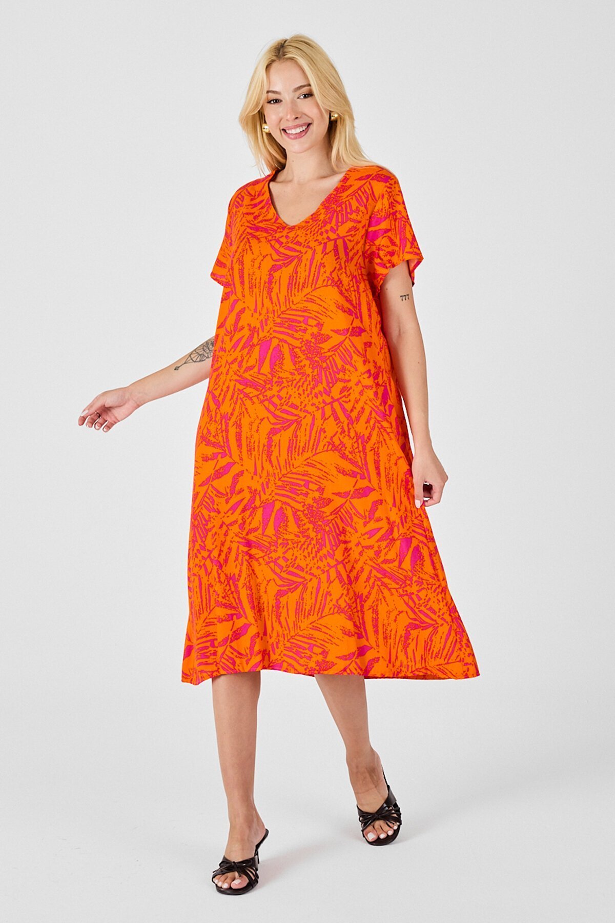 Turuncu Desenli V Yaka Kısa Kollu Midi Boy Elbise