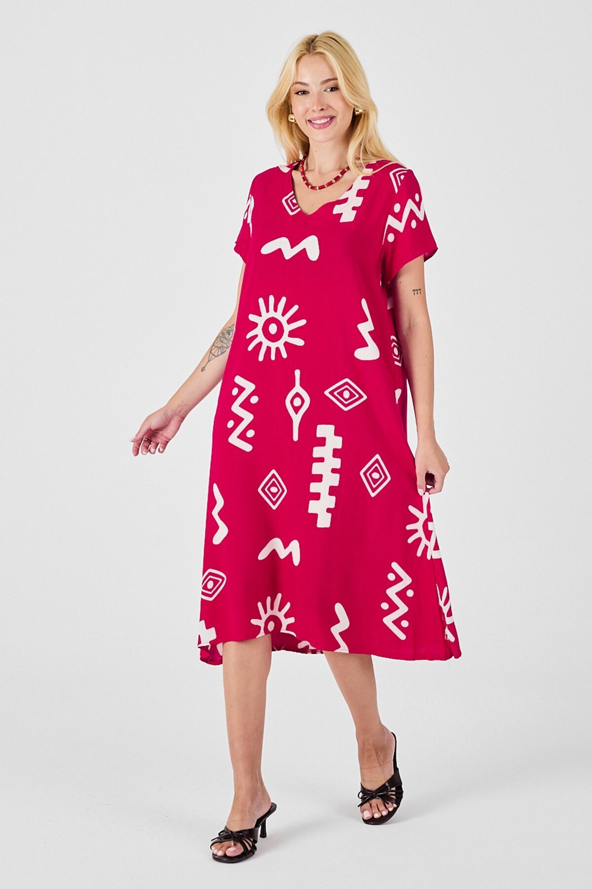 Fuşya Desenli V Yaka Kısa Kollu Yırtmaçlı Midi Boy Elbise