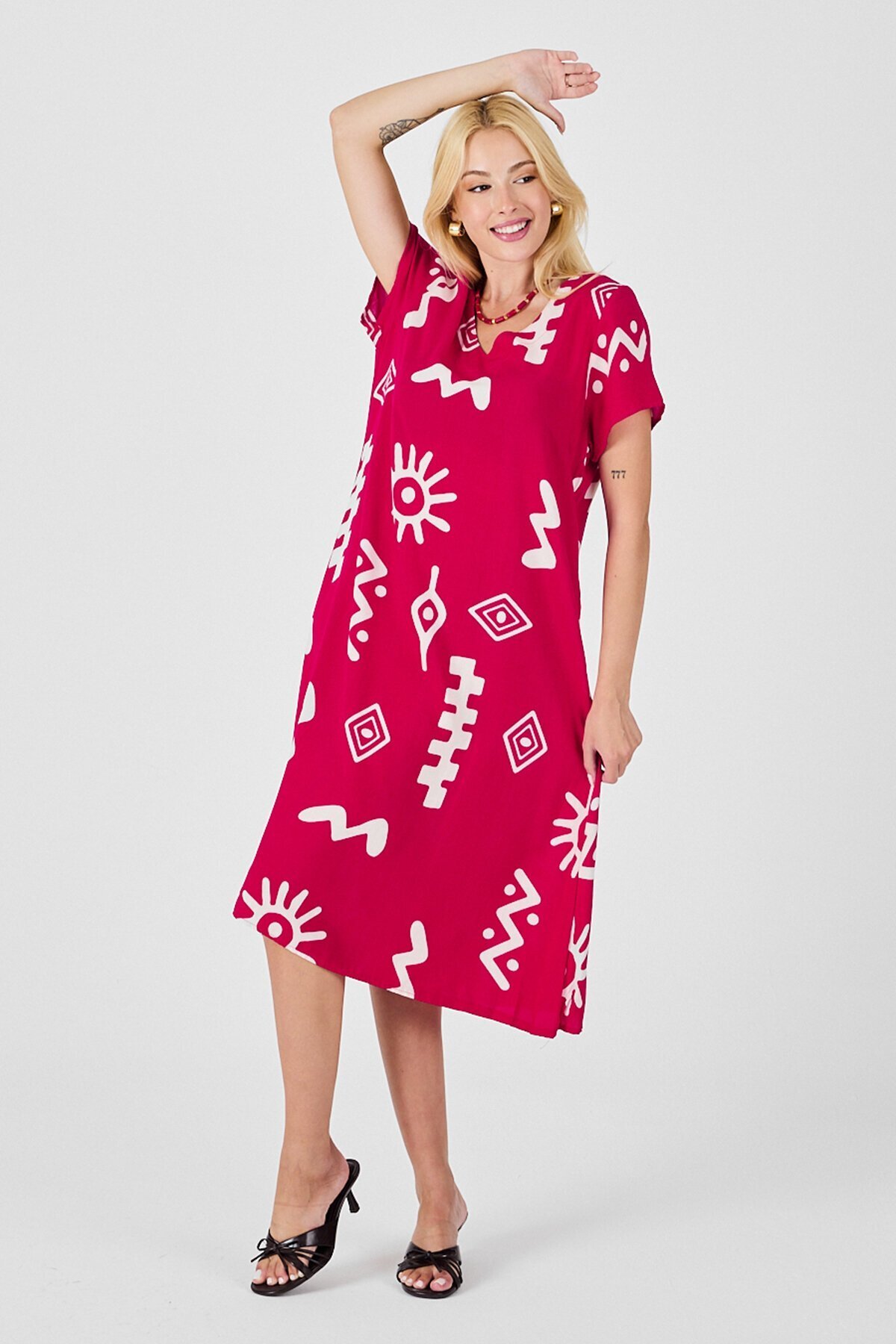 Fuşya Desenli V Yaka Kısa Kollu Yırtmaçlı Midi Boy Elbise