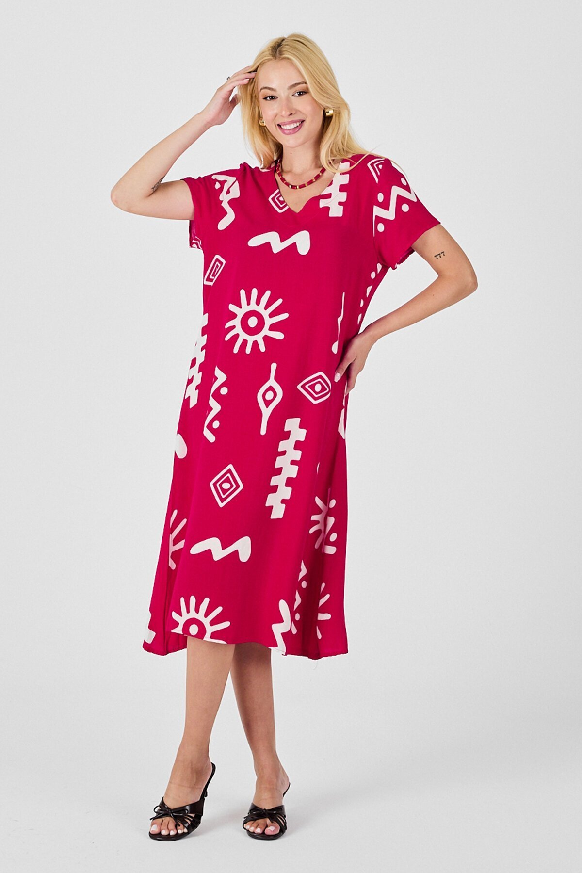 Fuşya Desenli V Yaka Kısa Kollu Yırtmaçlı Midi Boy Elbise