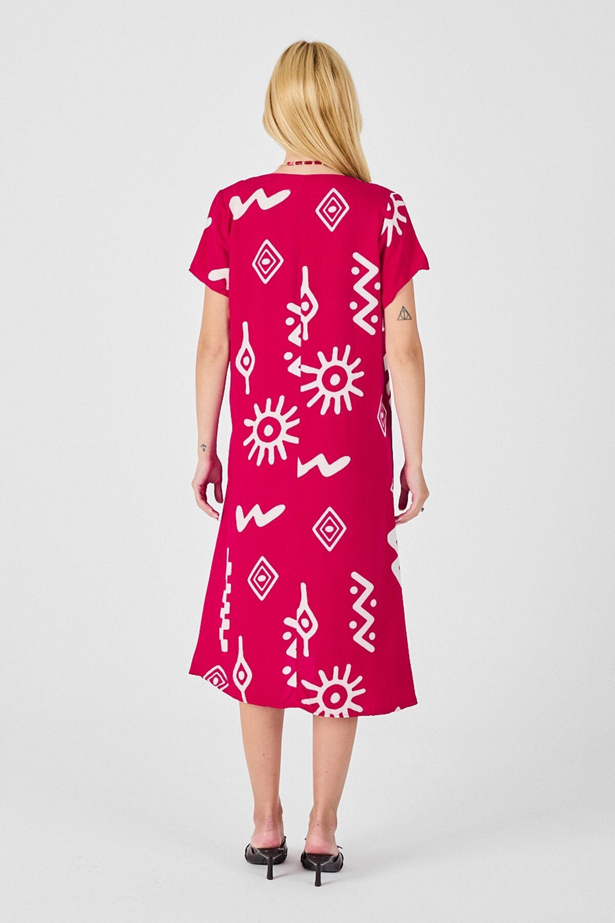 Fuşya Desenli V Yaka Kısa Kollu Yırtmaçlı Midi Boy Elbise