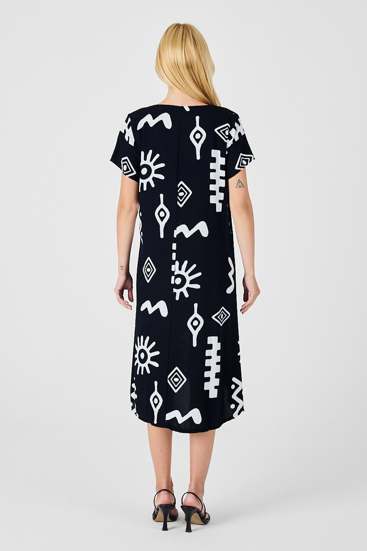 Siyah Desenli V Yaka Kısa Kollu Yırtmaçlı Midi Boy Elbise