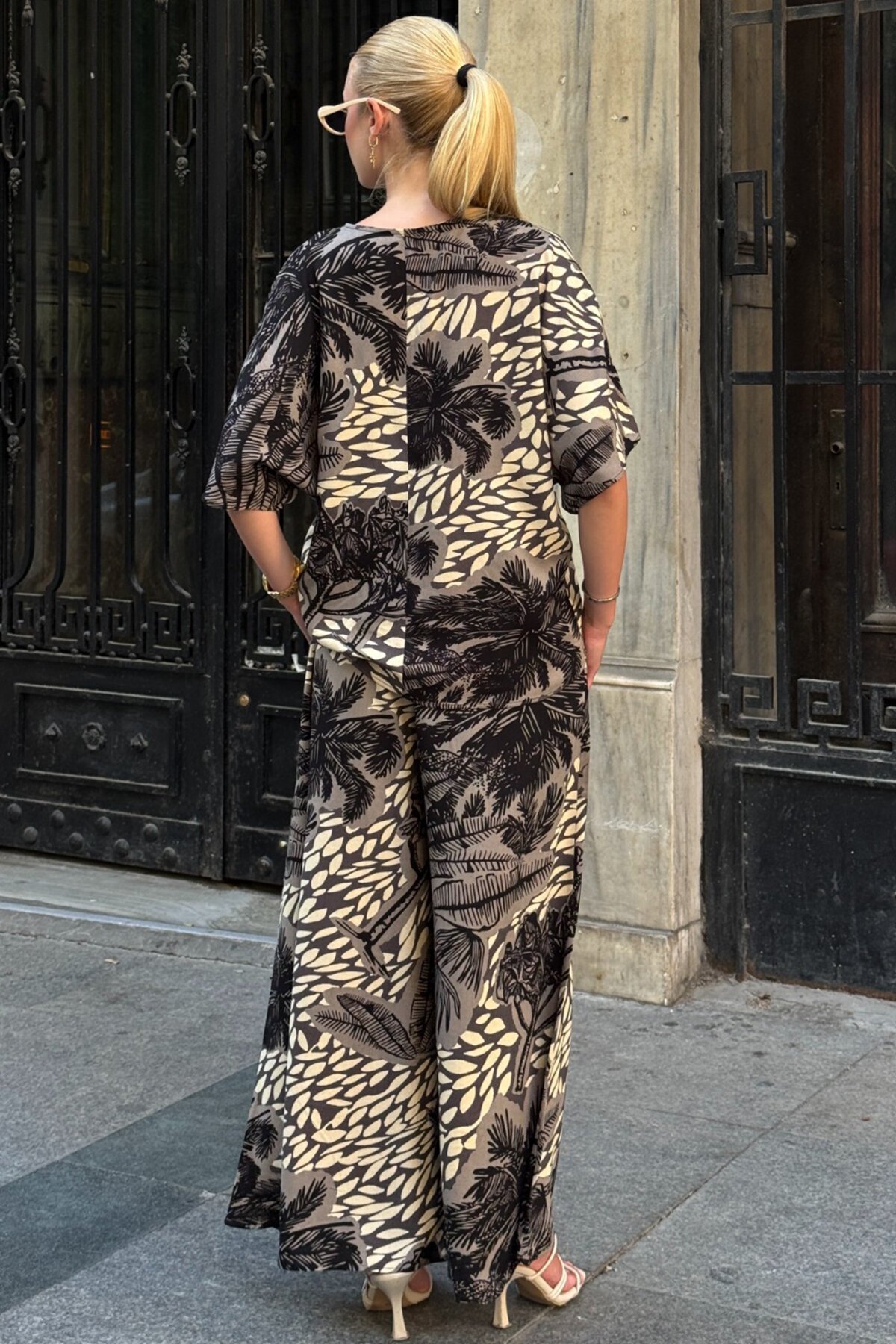 Açık Kahve Desenli V Yaka Yarım Kol Bluz Ve Beli Lastikli Palazzo Pantolon Takım