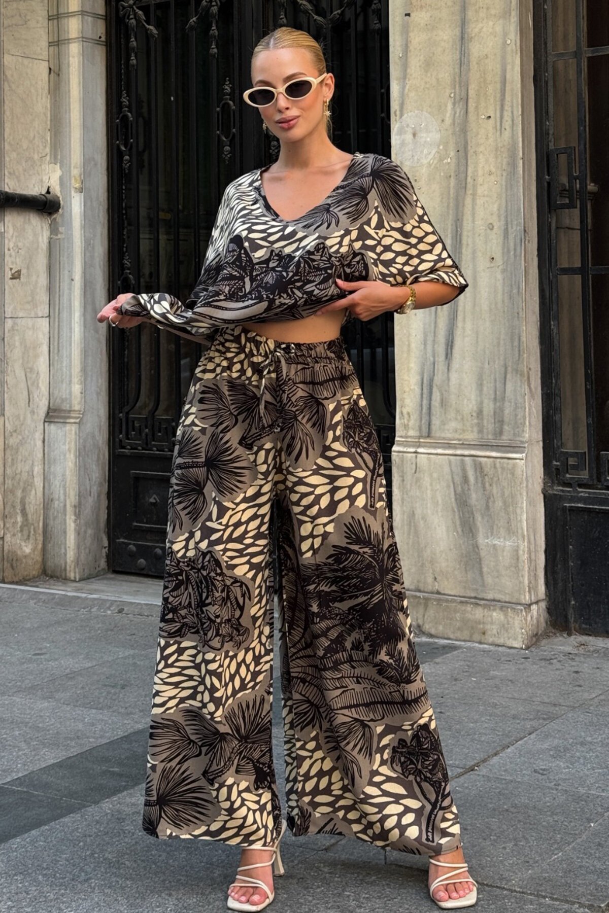 Açık Kahve Desenli V Yaka Yarım Kol Bluz Ve Beli Lastikli Palazzo Pantolon Takım