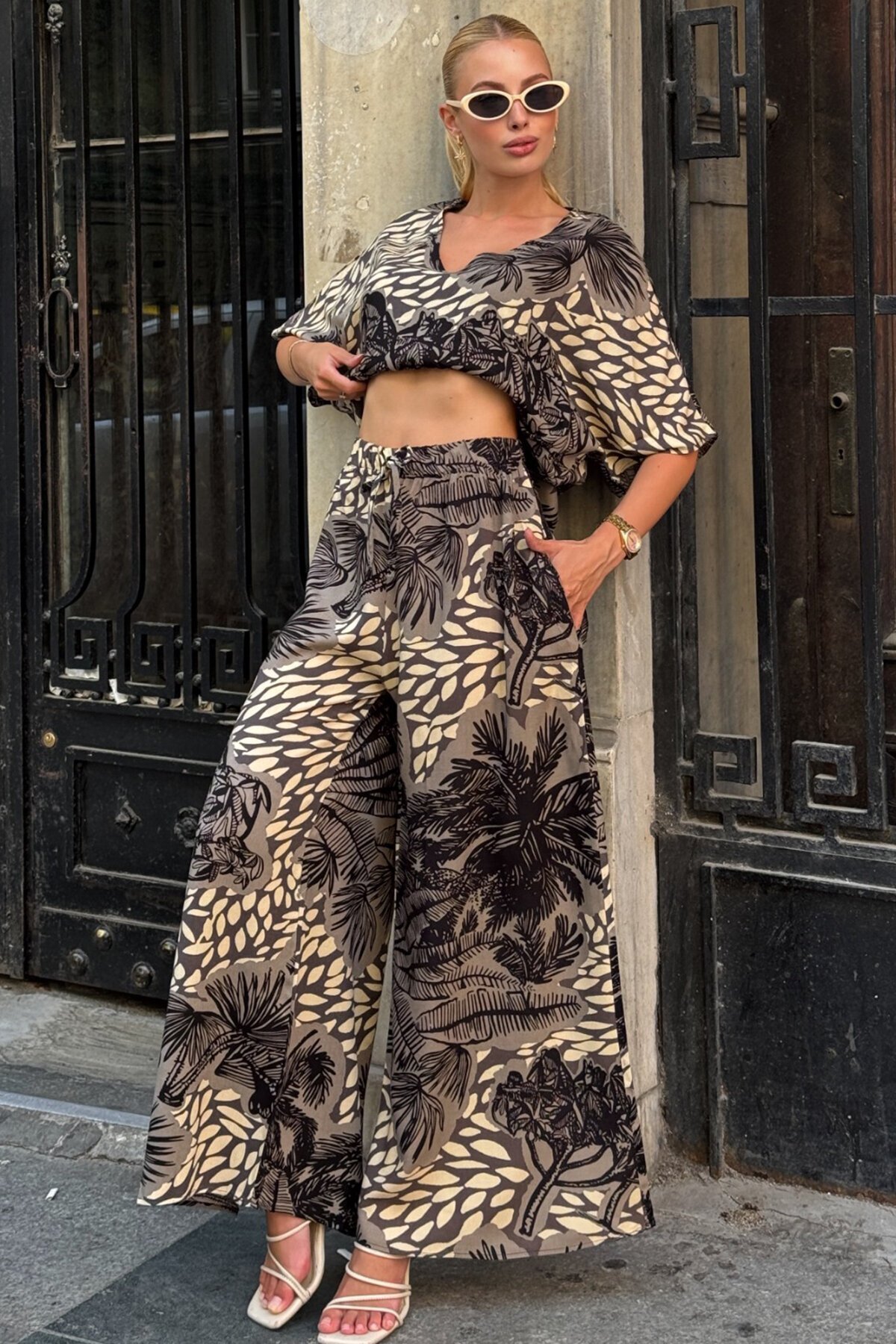 Açık Kahve Desenli V Yaka Yarım Kol Bluz Ve Beli Lastikli Palazzo Pantolon Takım