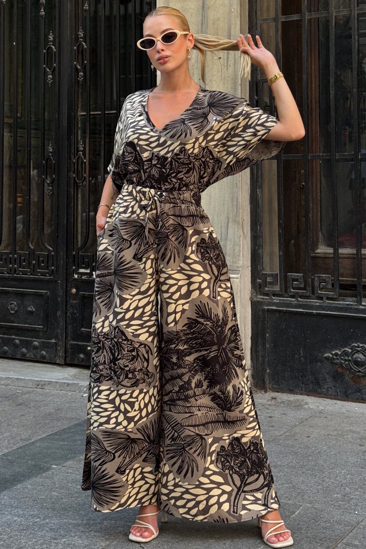 Açık Kahve Desenli V Yaka Yarım Kol Bluz Ve Beli Lastikli Palazzo Pantolon Takım