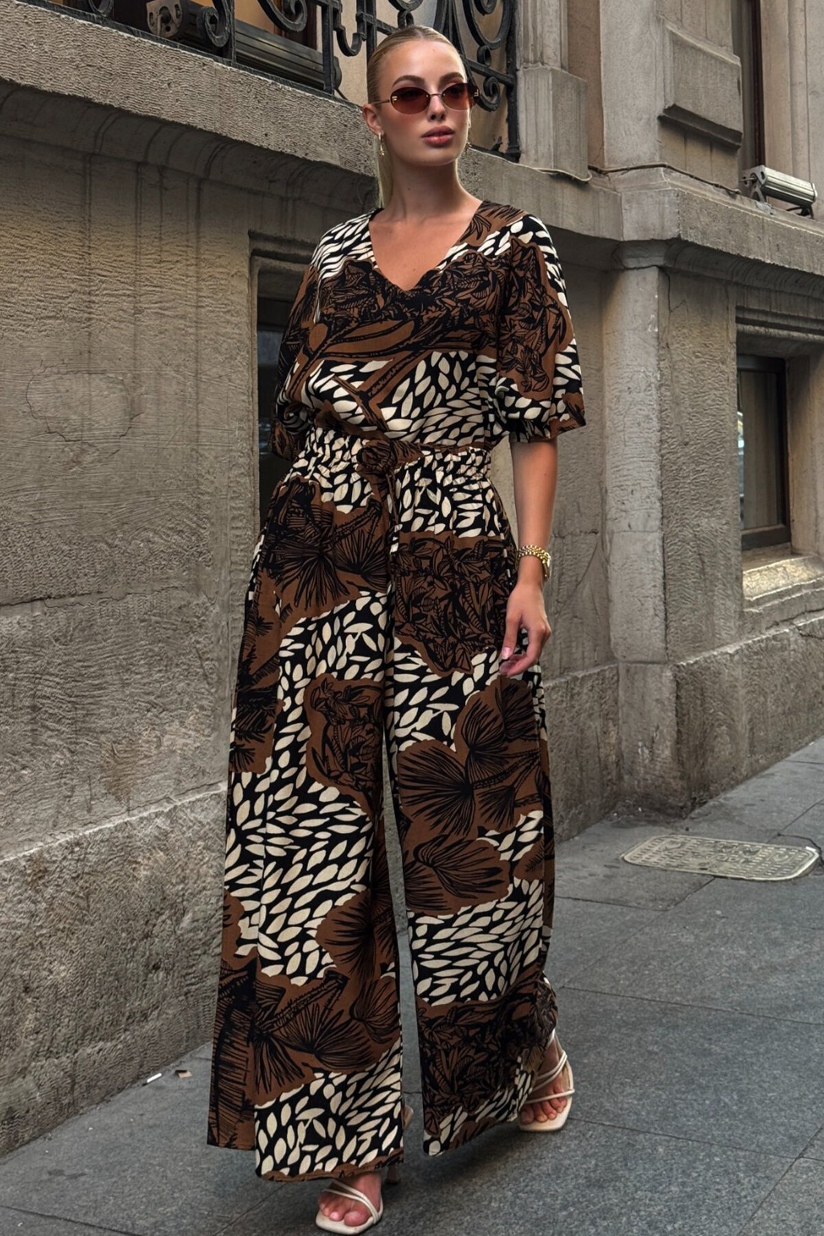 Kahverengi Desenli V Yaka Yarım Kol Bluz Ve Beli Lastikli Palazzo Pantolon Takım