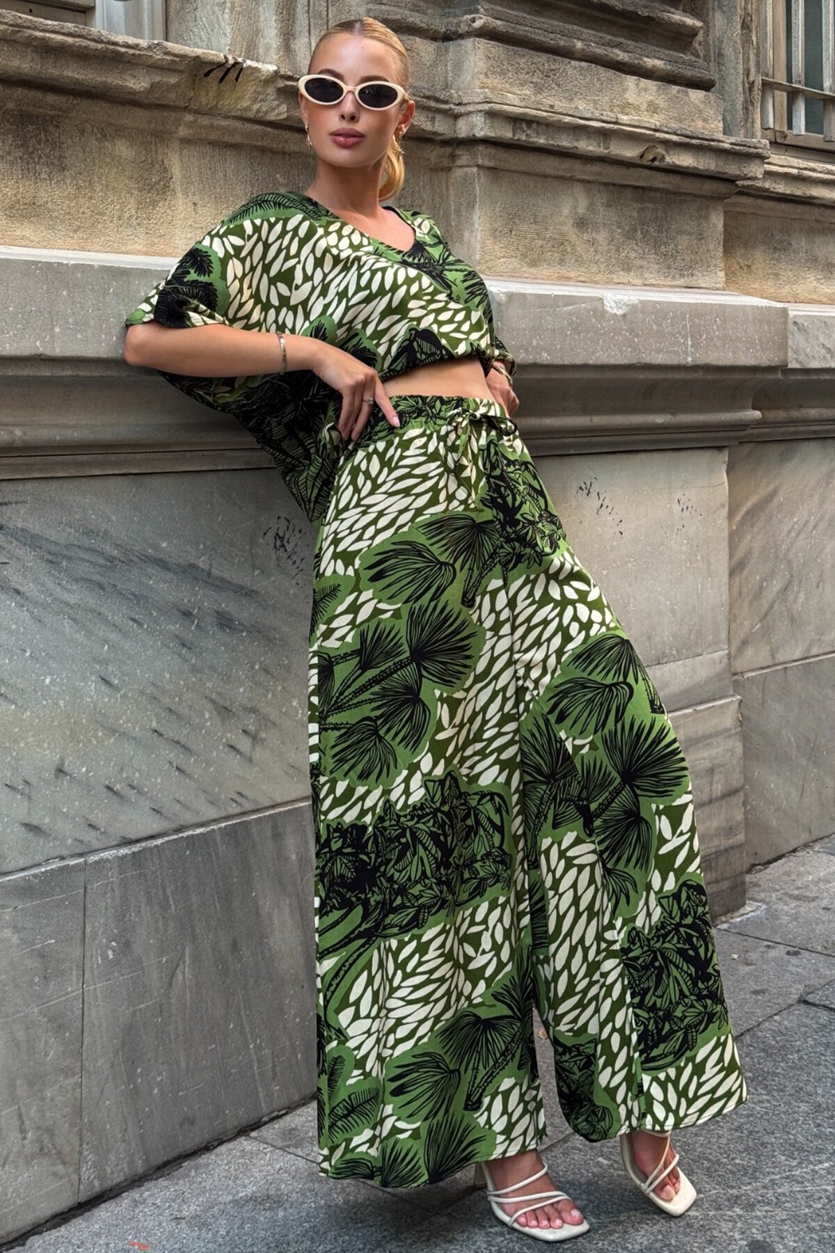 Ceviz Yeşili Desenli V Yaka Yarım Kol Bluz Ve Beli Lastikli Palazzo Pantolon Takım