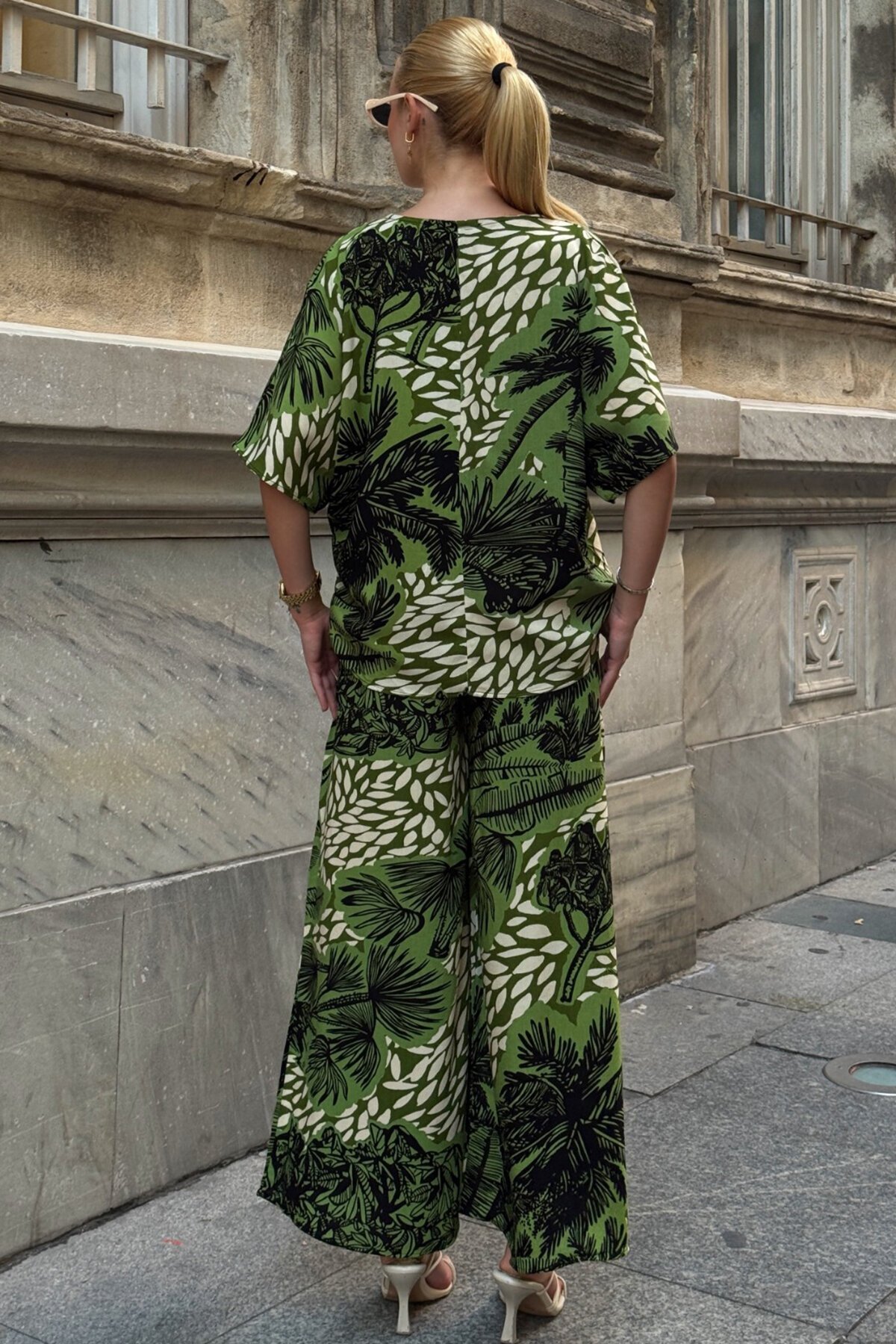 Ceviz Yeşili Desenli V Yaka Yarım Kol Bluz Ve Beli Lastikli Palazzo Pantolon Takım