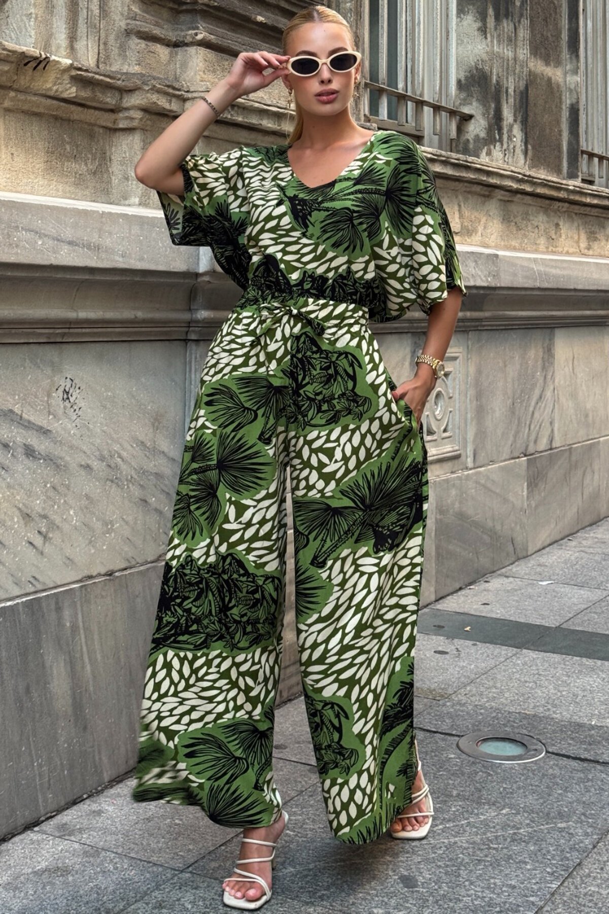 Ceviz Yeşili Desenli V Yaka Yarım Kol Bluz Ve Beli Lastikli Palazzo Pantolon Takım