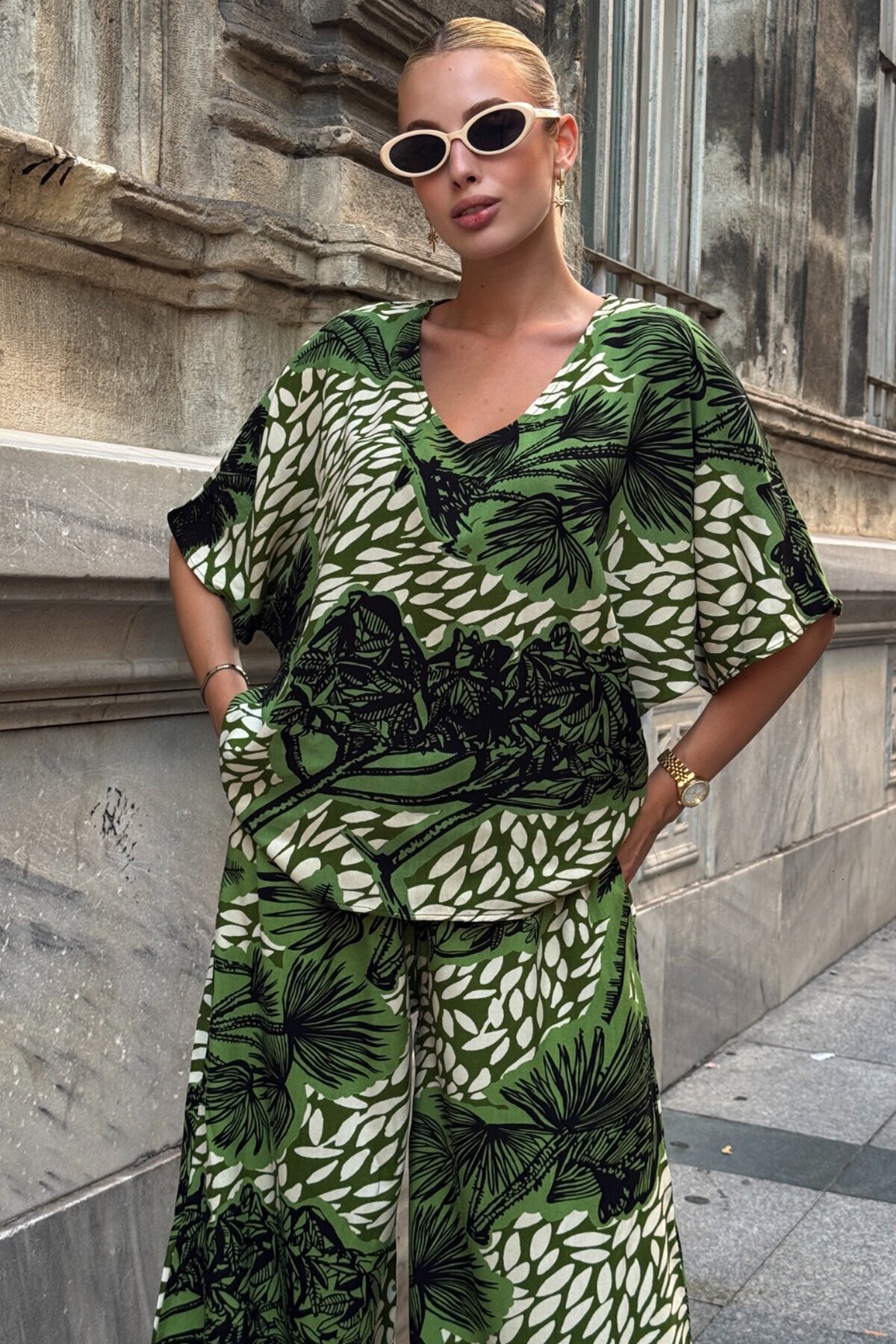 Ceviz Yeşili Desenli V Yaka Yarım Kol Bluz Ve Beli Lastikli Palazzo Pantolon Takım