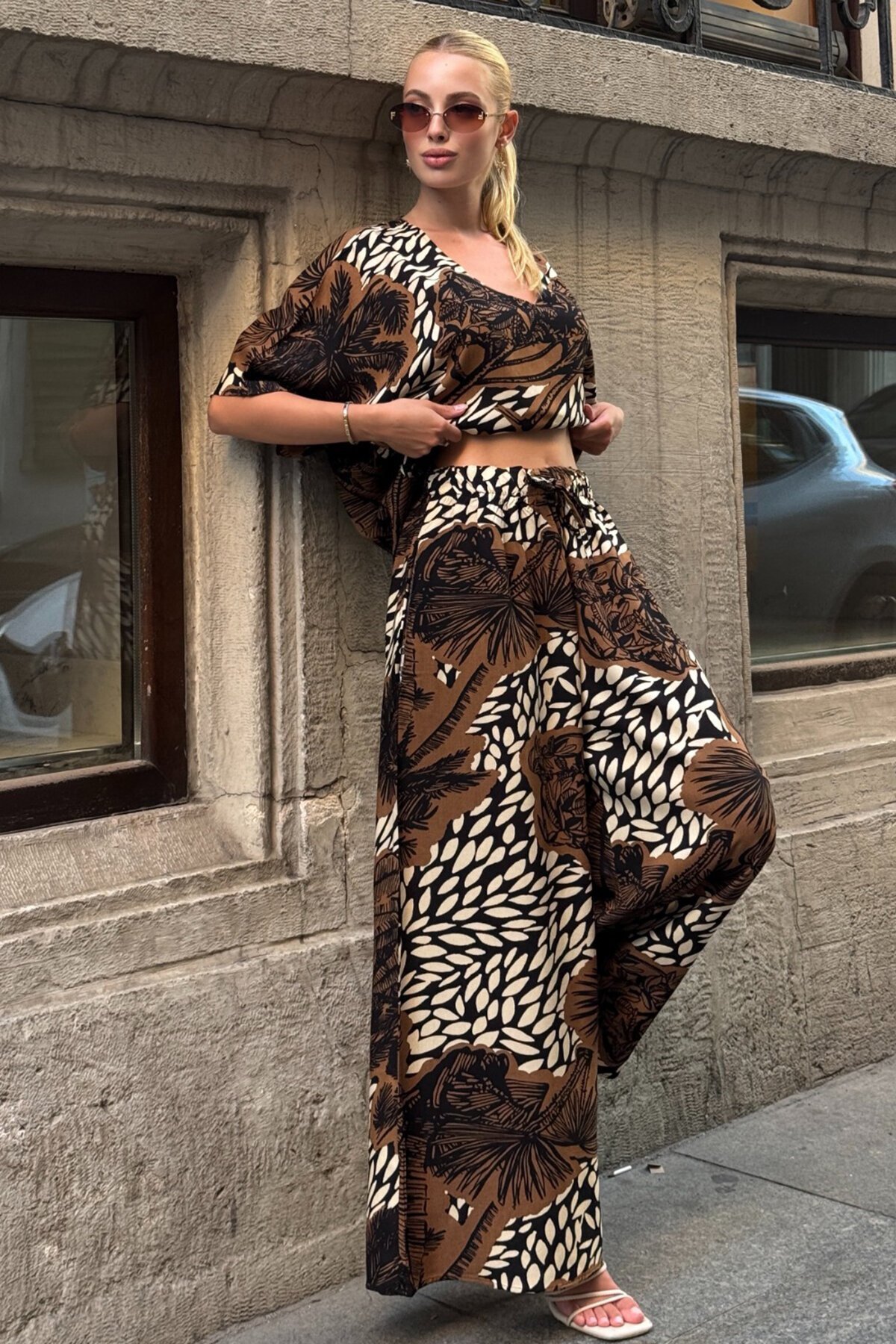 Kahverengi Desenli V Yaka Yarım Kol Bluz Ve Beli Lastikli Palazzo Pantolon Takım