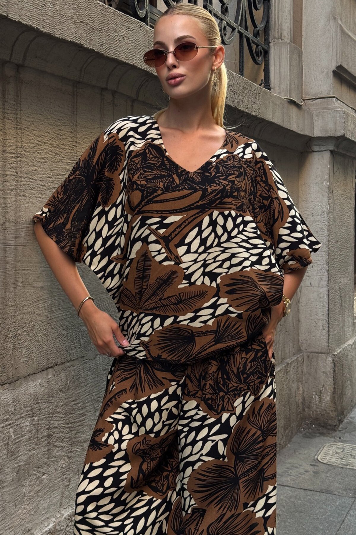 Kahverengi Desenli V Yaka Yarım Kol Bluz Ve Beli Lastikli Palazzo Pantolon Takım