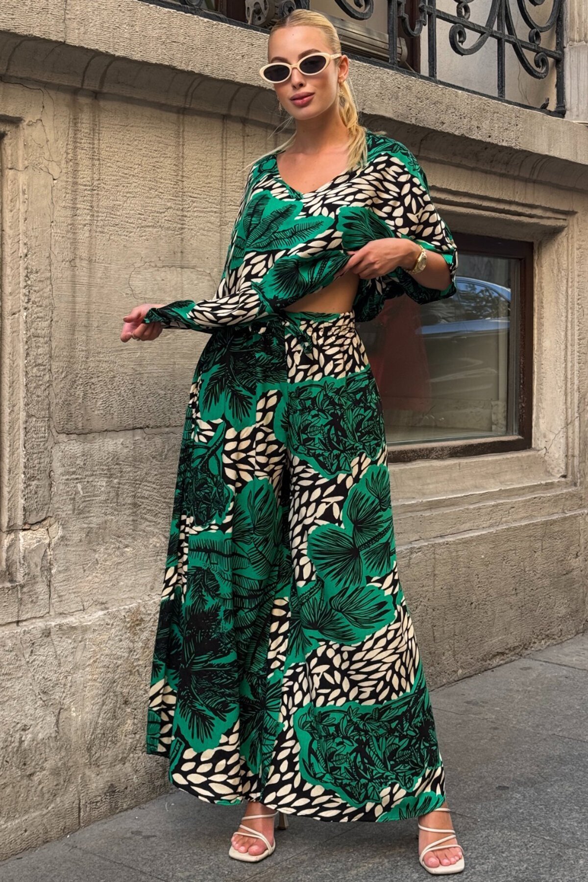 Yeşil Desenli V Yaka Yarım Kol Bluz Ve Beli Lastikli Palazzo Pantolon Takım