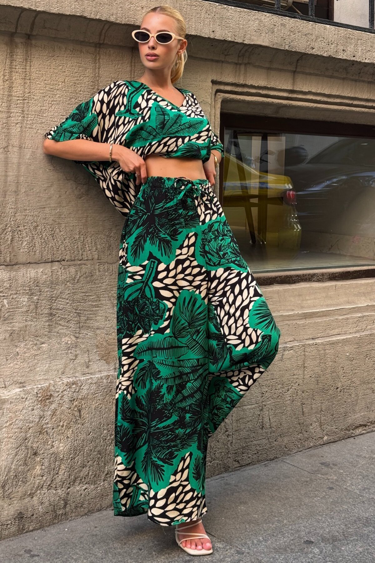 Yeşil Desenli V Yaka Yarım Kol Bluz Ve Beli Lastikli Palazzo Pantolon Takım