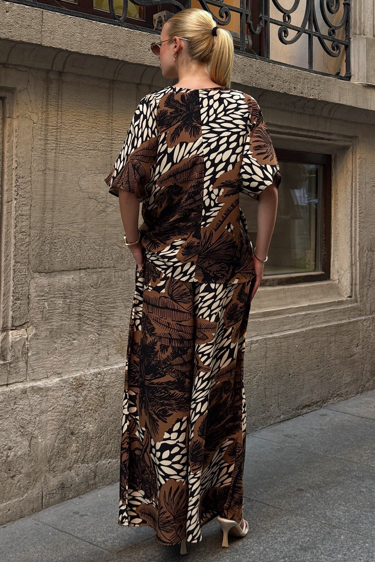 Kahverengi Desenli V Yaka Yarım Kol Bluz Ve Beli Lastikli Palazzo Pantolon Takım