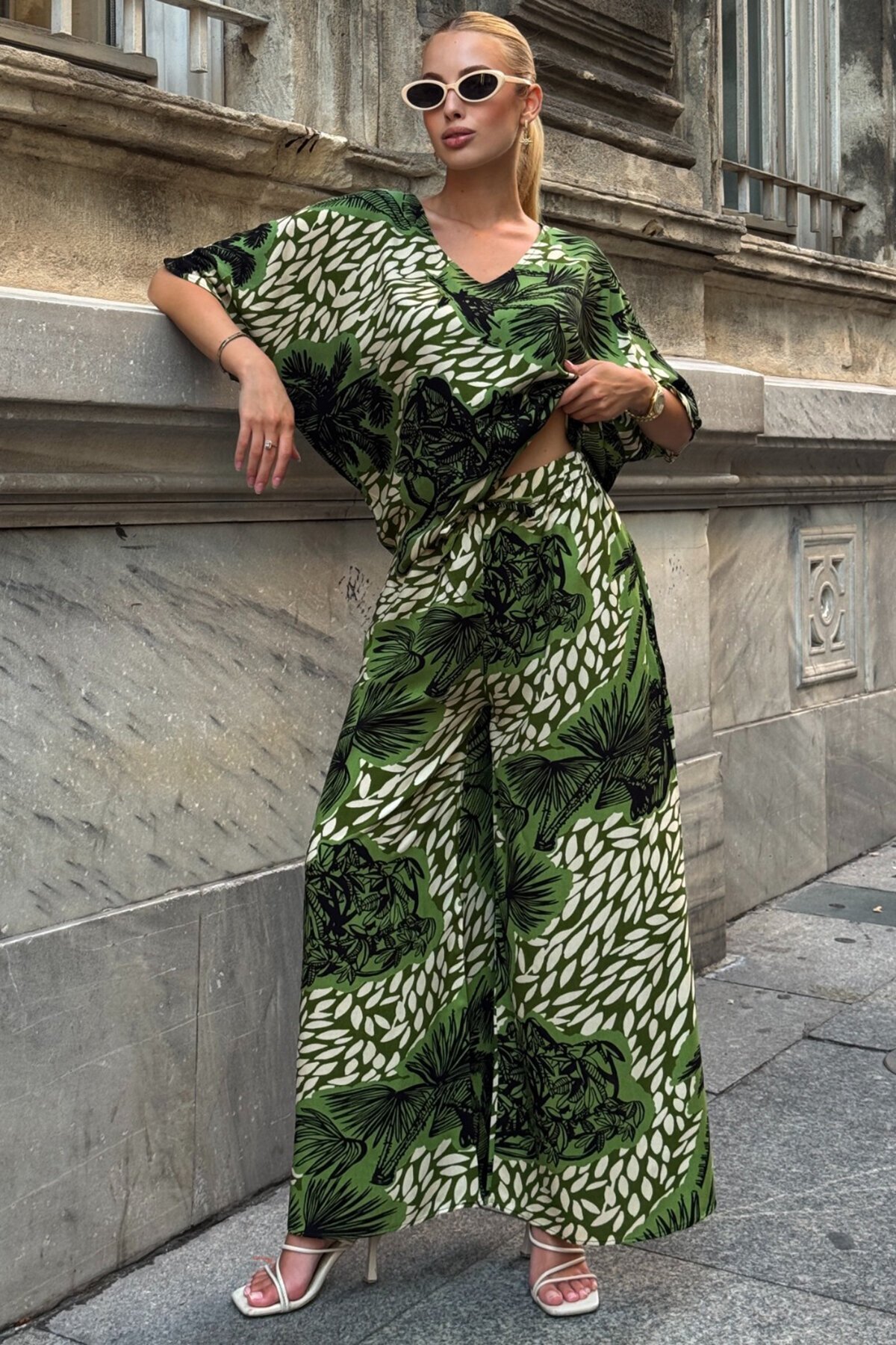 Ceviz Yeşili Desenli V Yaka Yarım Kol Bluz Ve Beli Lastikli Palazzo Pantolon Takım