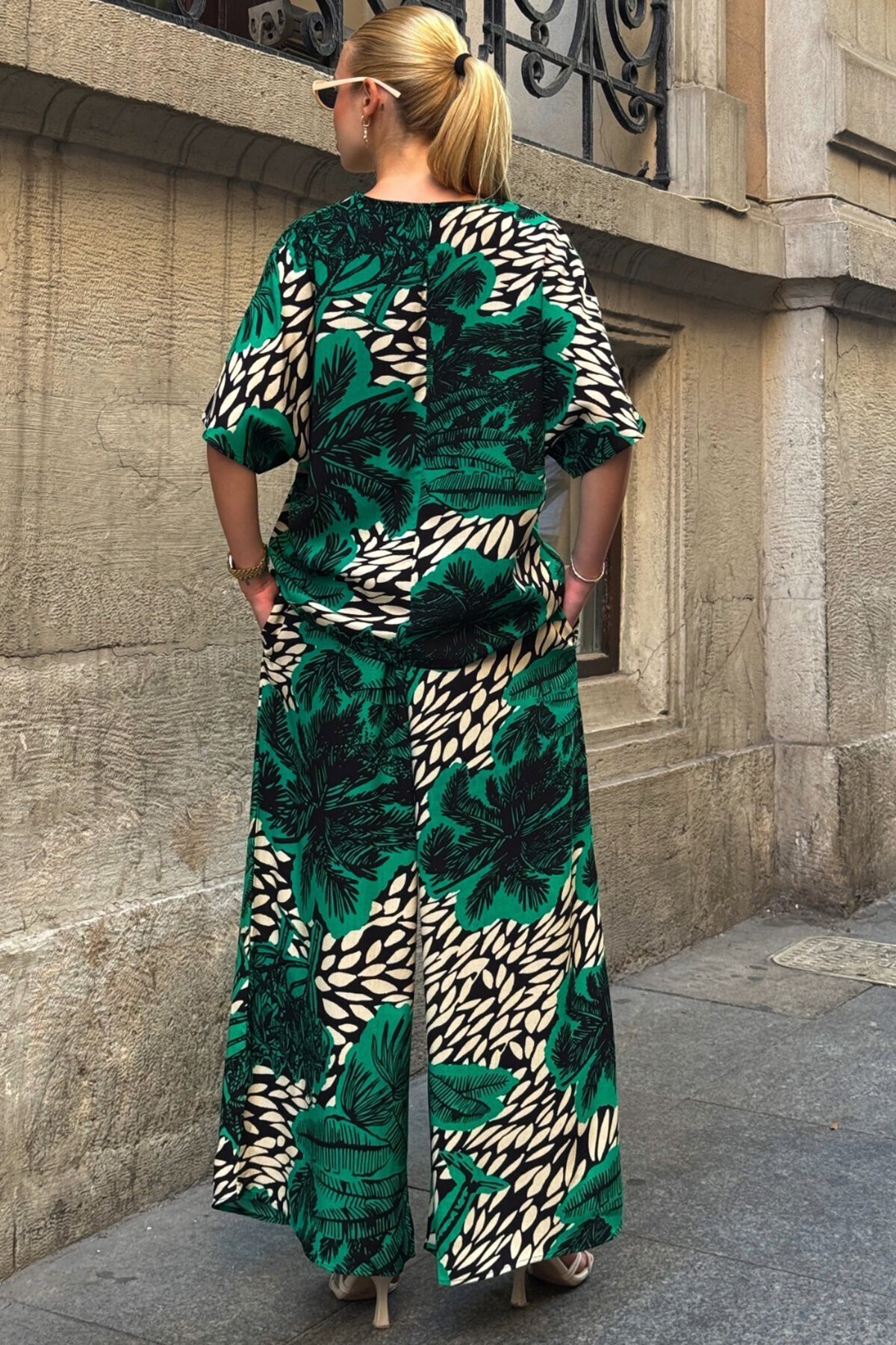 Yeşil Desenli V Yaka Yarım Kol Bluz Ve Beli Lastikli Palazzo Pantolon Takım