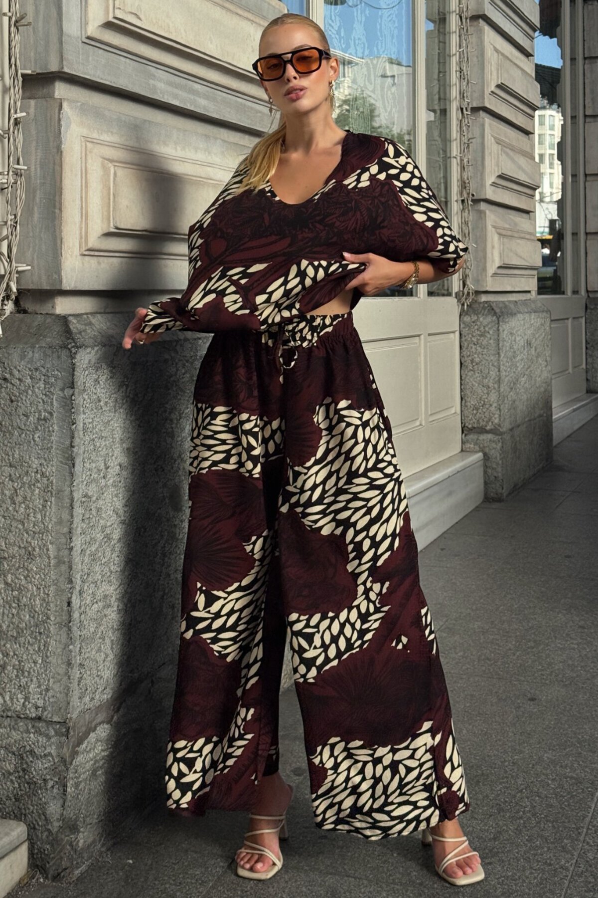 Acı Kahve Desenli V Yaka Yarım Kol Bluz Ve Beli Lastikli Palazzo Pantolon Takım