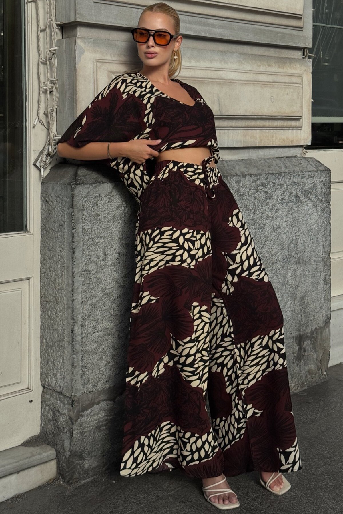 Acı Kahve Desenli V Yaka Yarım Kol Bluz Ve Beli Lastikli Palazzo Pantolon Takım