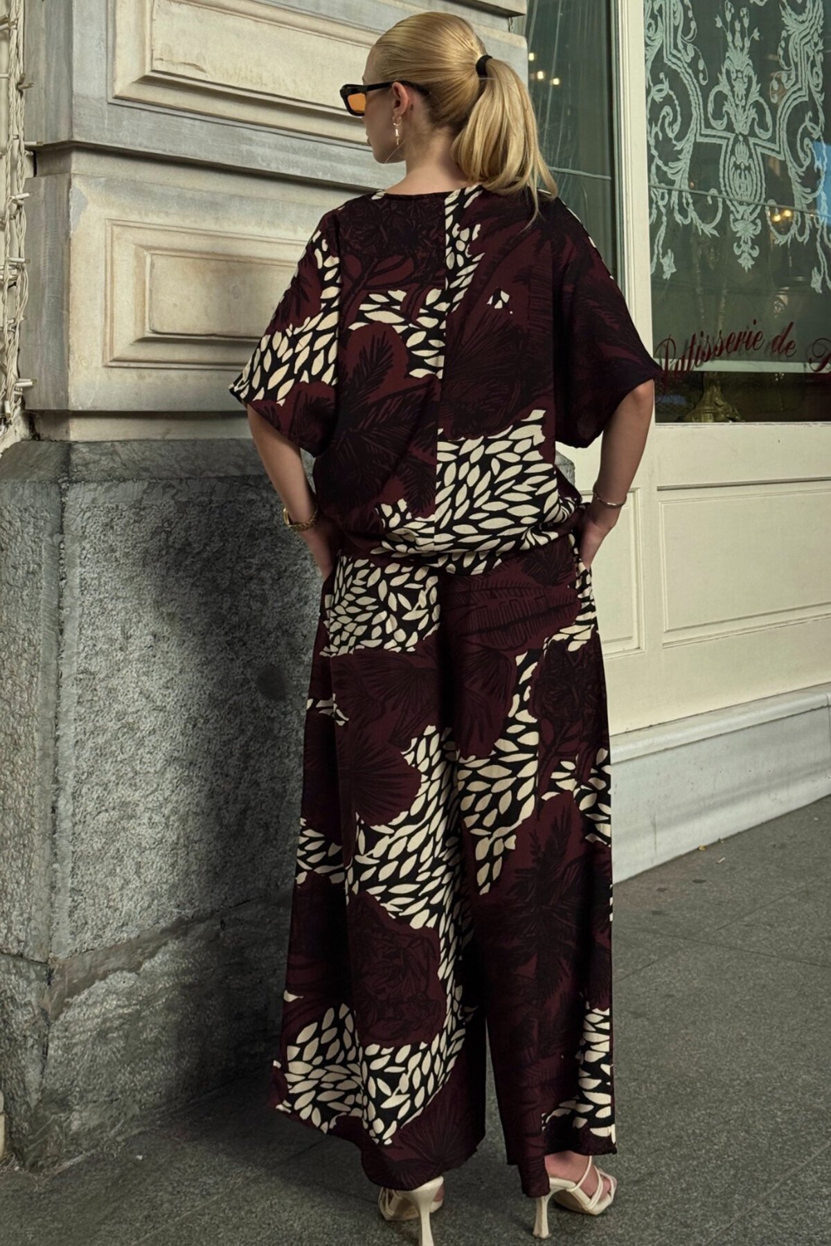 Acı Kahve Desenli V Yaka Yarım Kol Bluz Ve Beli Lastikli Palazzo Pantolon Takım