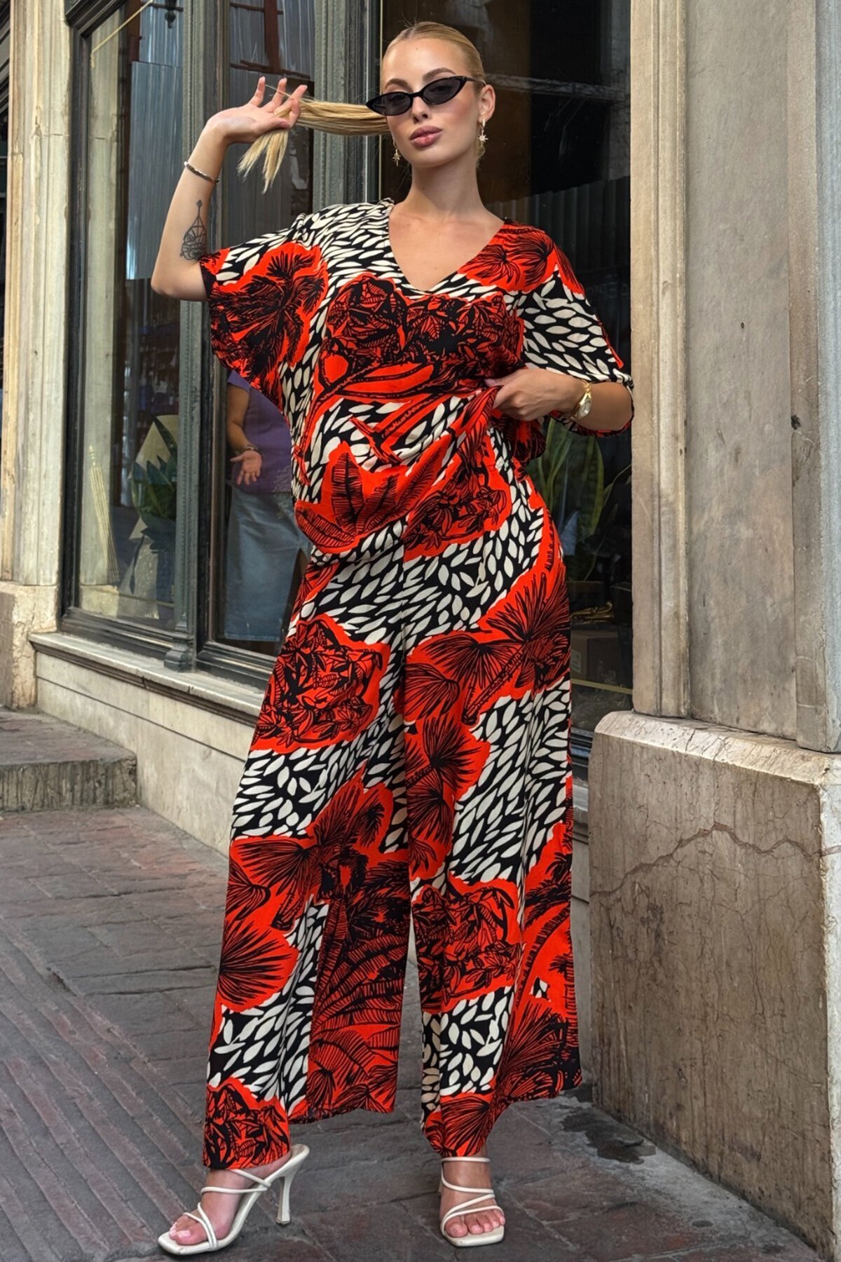 Mercan Desenli V Yaka Yarım Kol Bluz Ve Beli Lastikli Palazzo Pantolon Takım