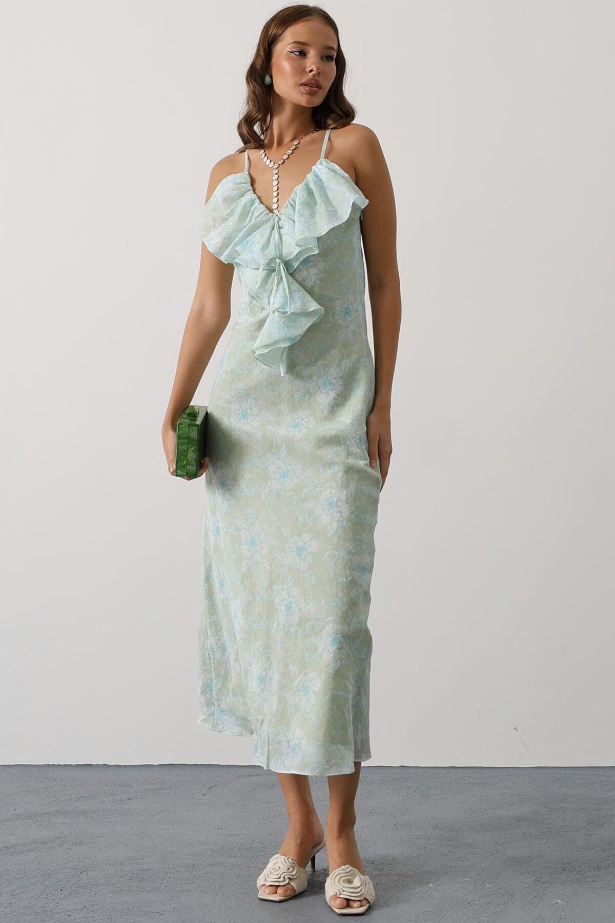 Yeşil Desenli Yakası Volanlı Askılı Elbise