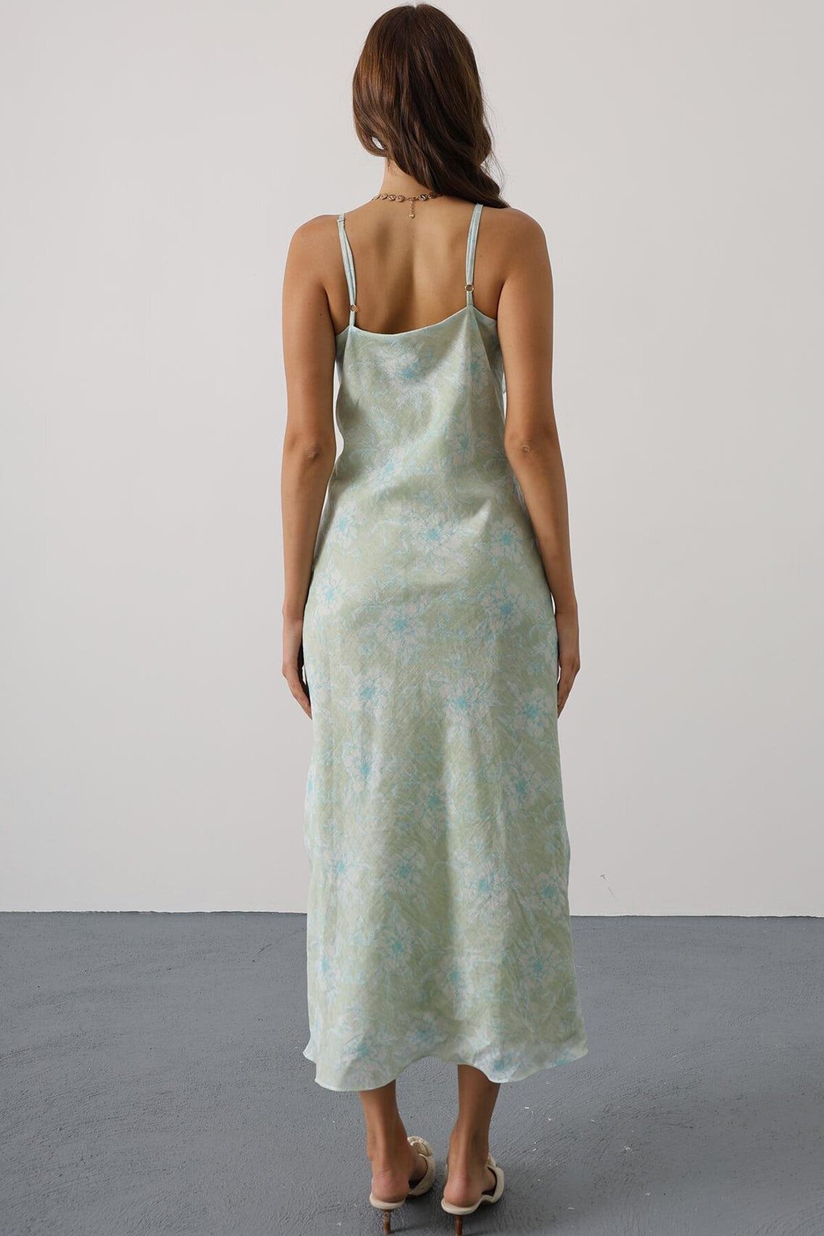 Yeşil Desenli Yakası Volanlı Askılı Elbise