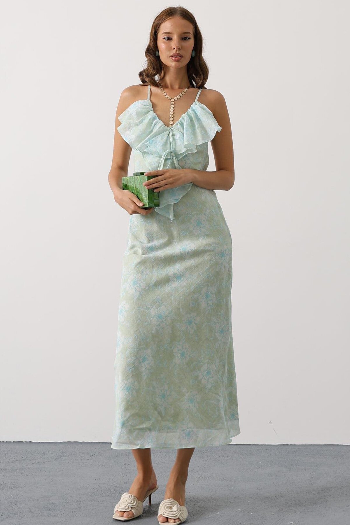 Yeşil Desenli Yakası Volanlı Askılı Elbise