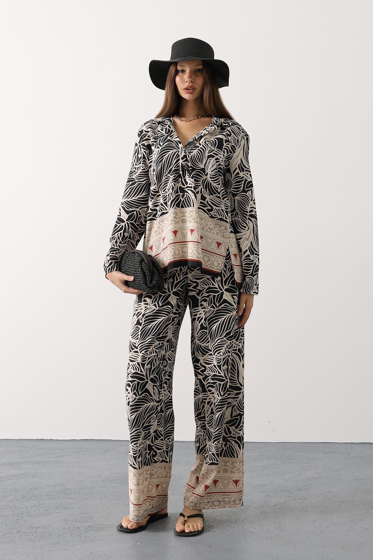 Siyah-Ekru Desenli Yarım Patlı Bluz Ve Pantolon Takım