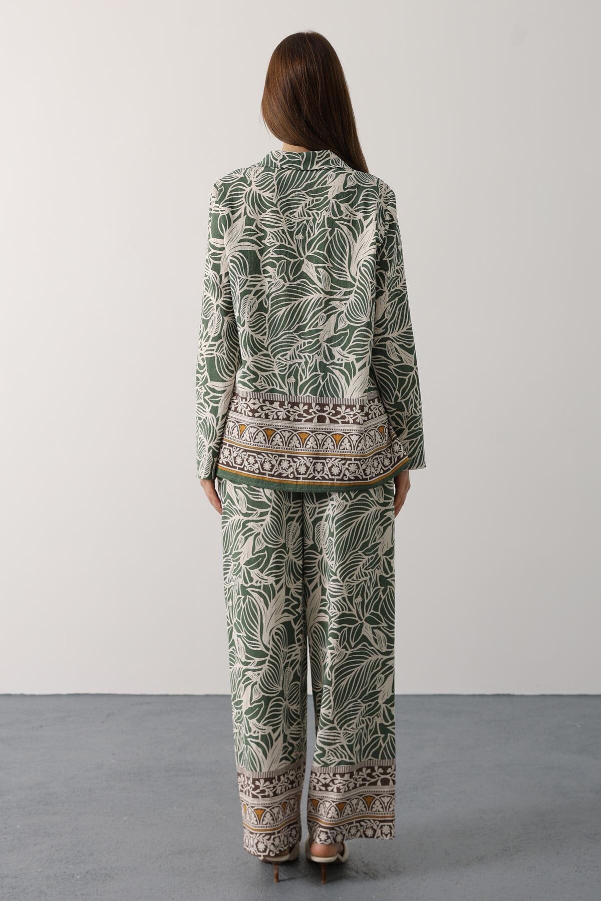 Ekru Desenli Yarım Patlı Bluz Ve Pantolon Takım