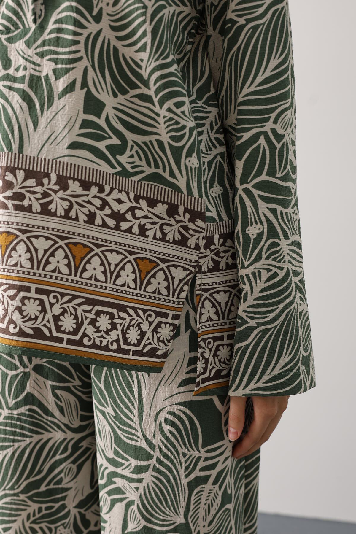 Ekru Desenli Yarım Patlı Bluz Ve Pantolon Takım