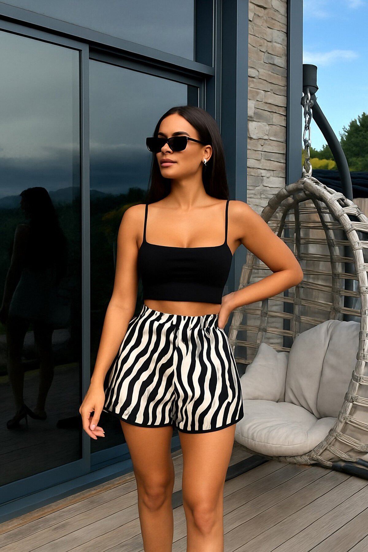 Siyah-Beyaz Desenli Yüksek Bel Geniş Kesim Şort