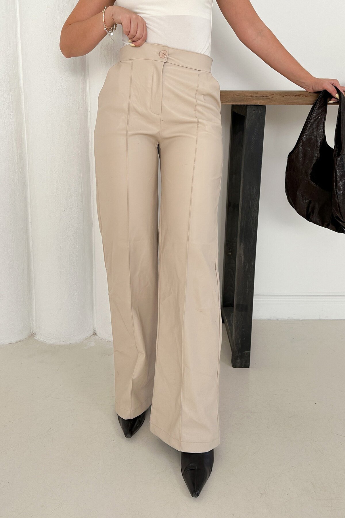 Bej Dikiş Detaylı Düğme Kapamalı Suni Deri Palazzo Pantolon