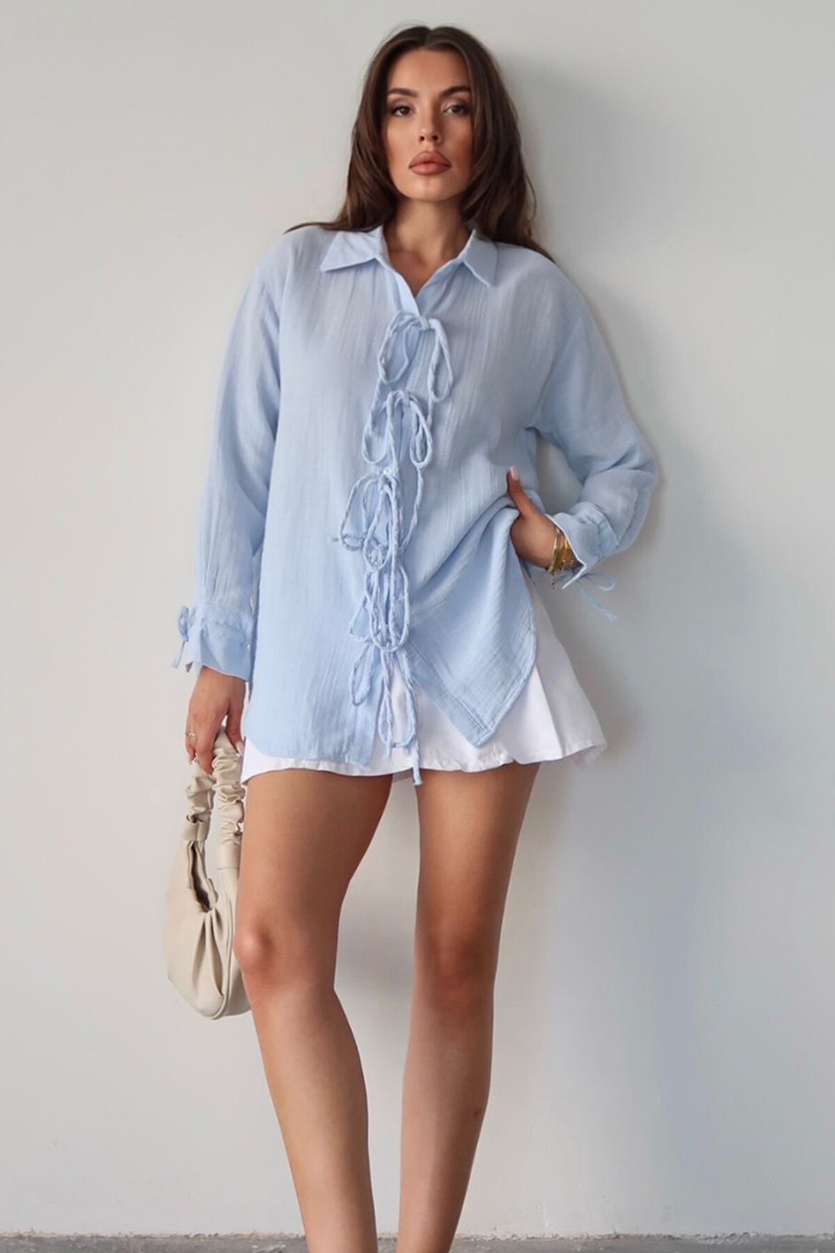 Mavi Düğme Detaylı Bağlamalı Müslin Gömlek