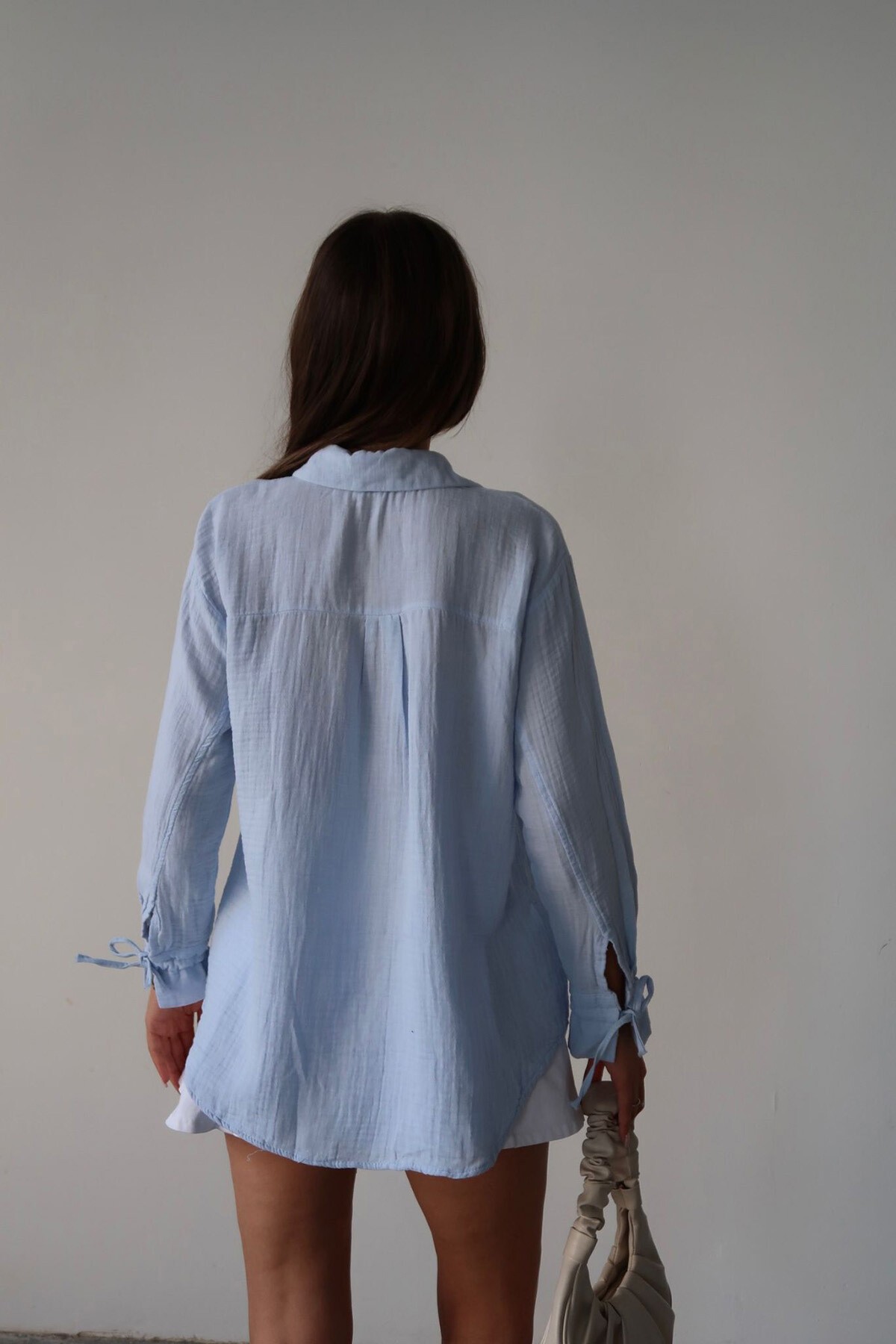 Mavi Düğme Detaylı Bağlamalı Müslin Gömlek