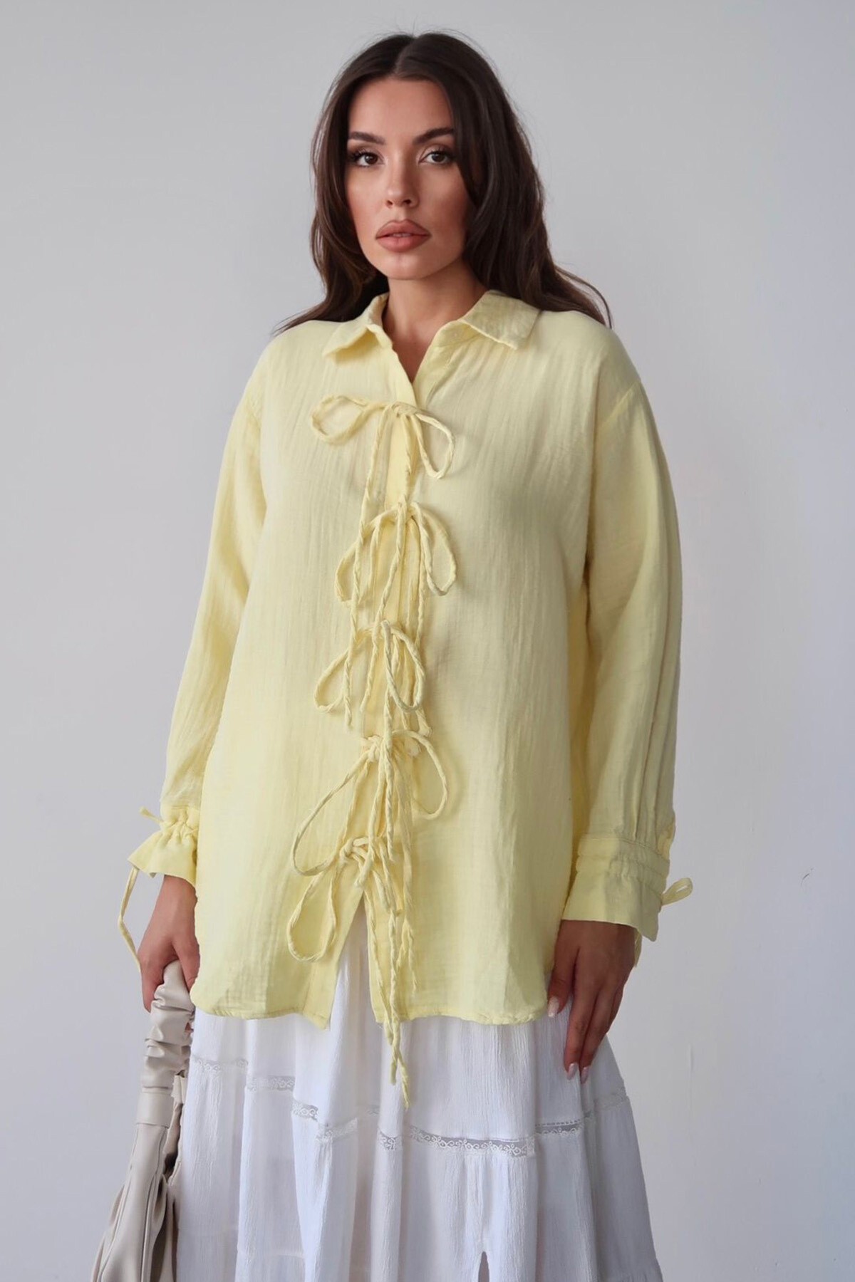 Sarı Düğme Detaylı Bağlamalı Müslin Gömlek