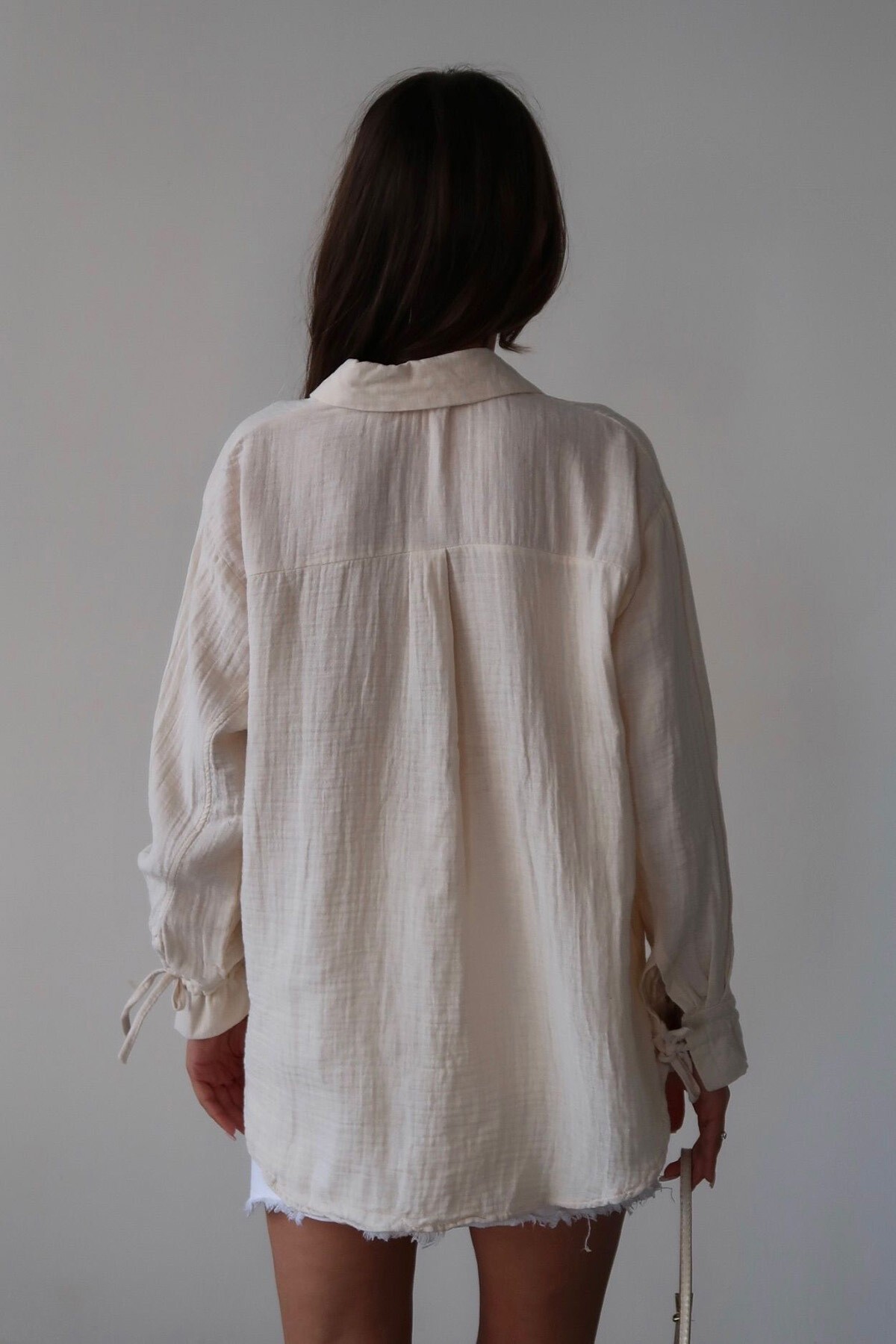 Krem Düğme Detaylı Bağlamalı Müslin Gömlek