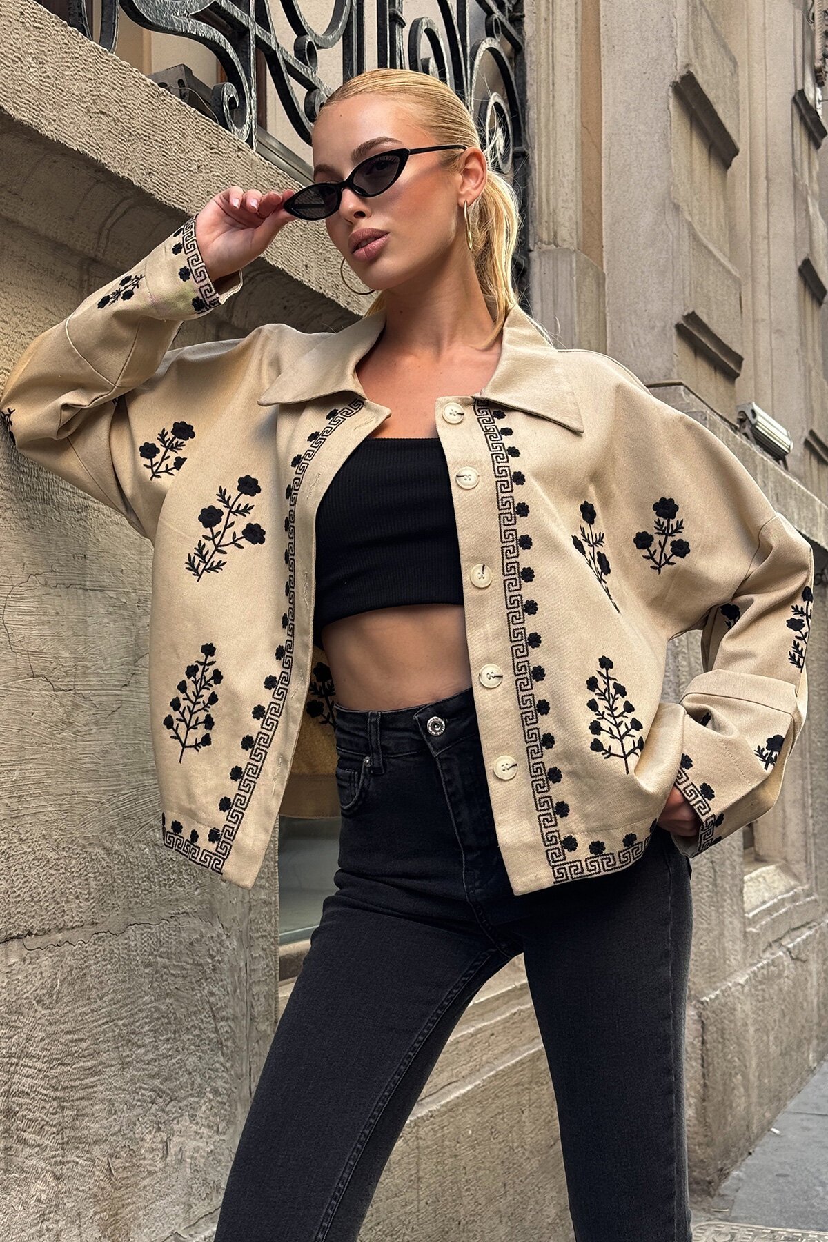 Bej Düğme Kapamalı Çiçek Nakışlı Oversize Ceket