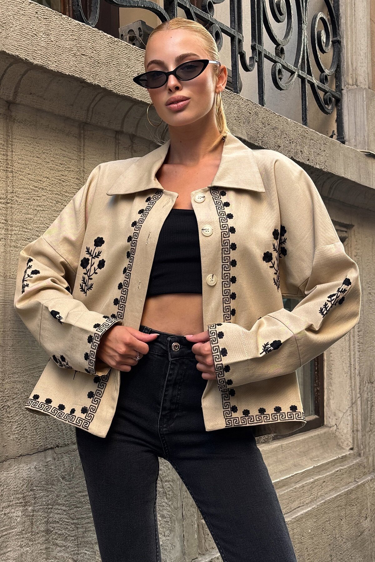 Bej Düğme Kapamalı Çiçek Nakışlı Oversize Ceket