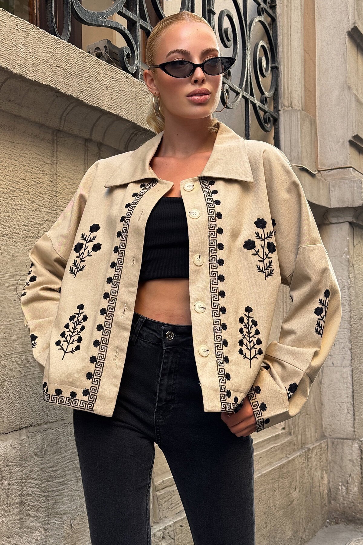 Bej Düğme Kapamalı Çiçek Nakışlı Oversize Ceket