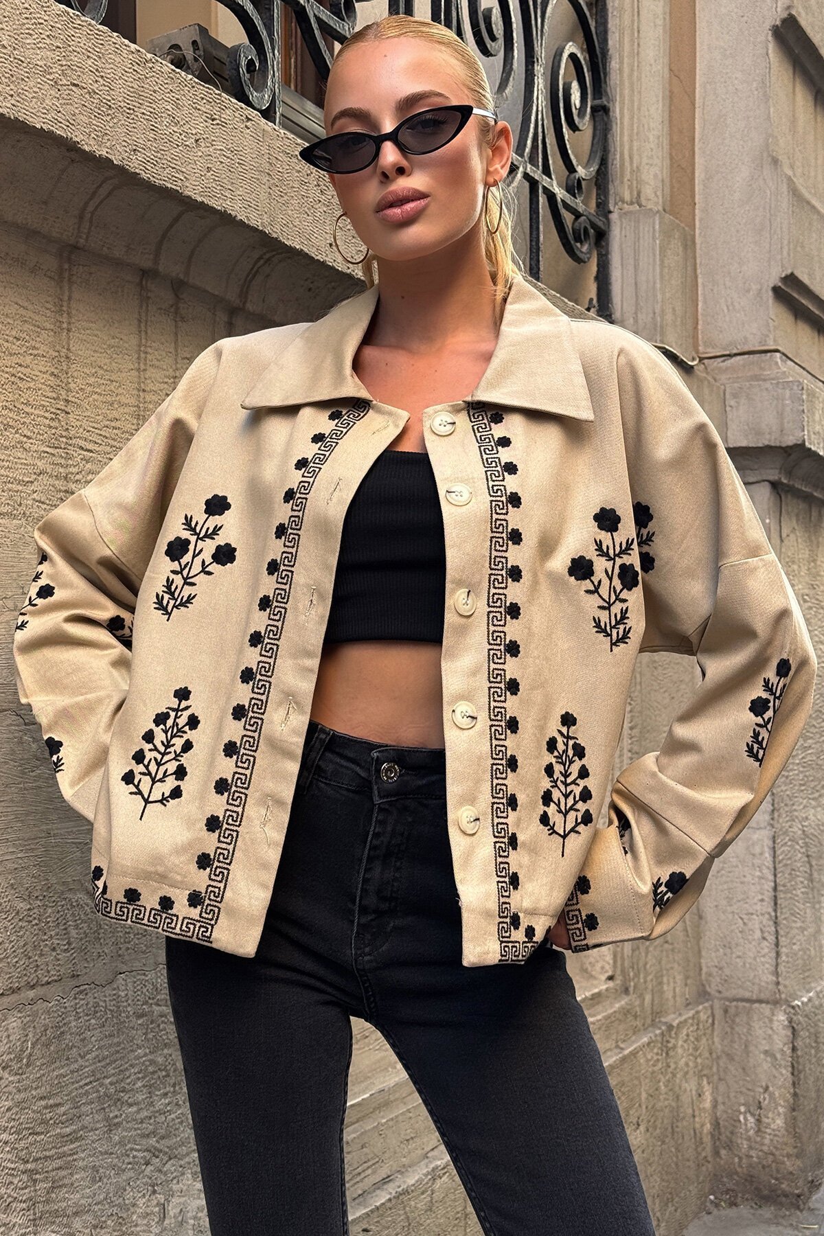 Bej Düğme Kapamalı Çiçek Nakışlı Oversize Ceket