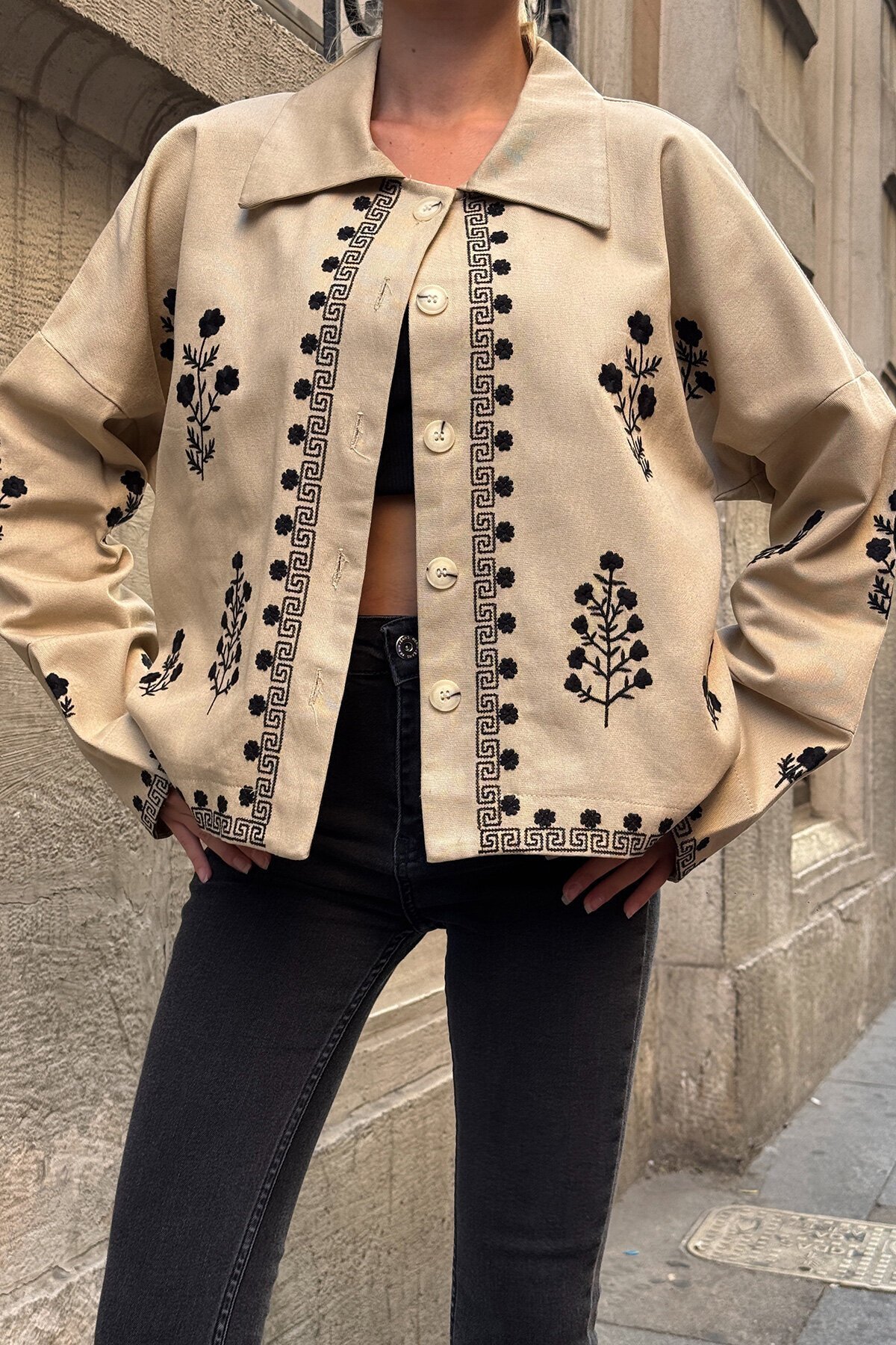 Bej Düğme Kapamalı Çiçek Nakışlı Oversize Ceket