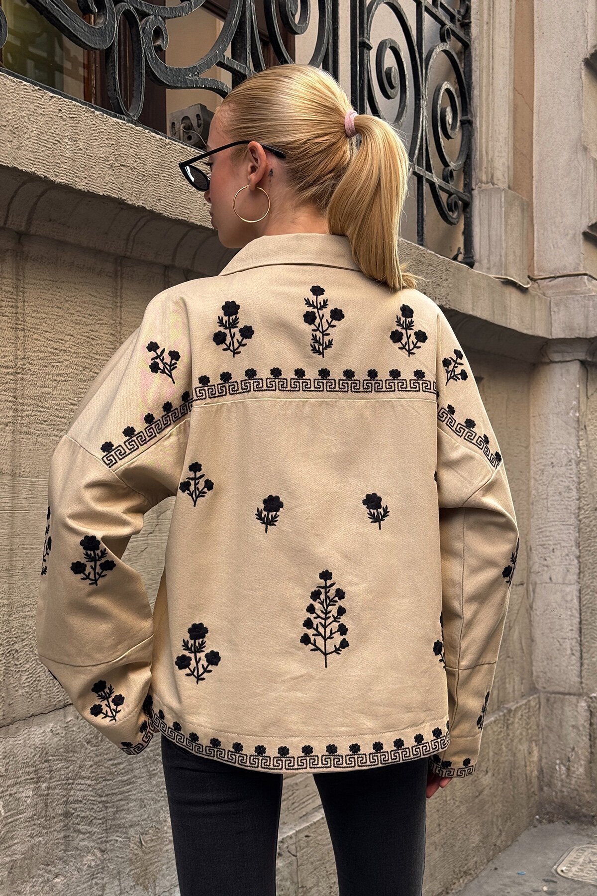 Bej Düğme Kapamalı Çiçek Nakışlı Oversize Ceket