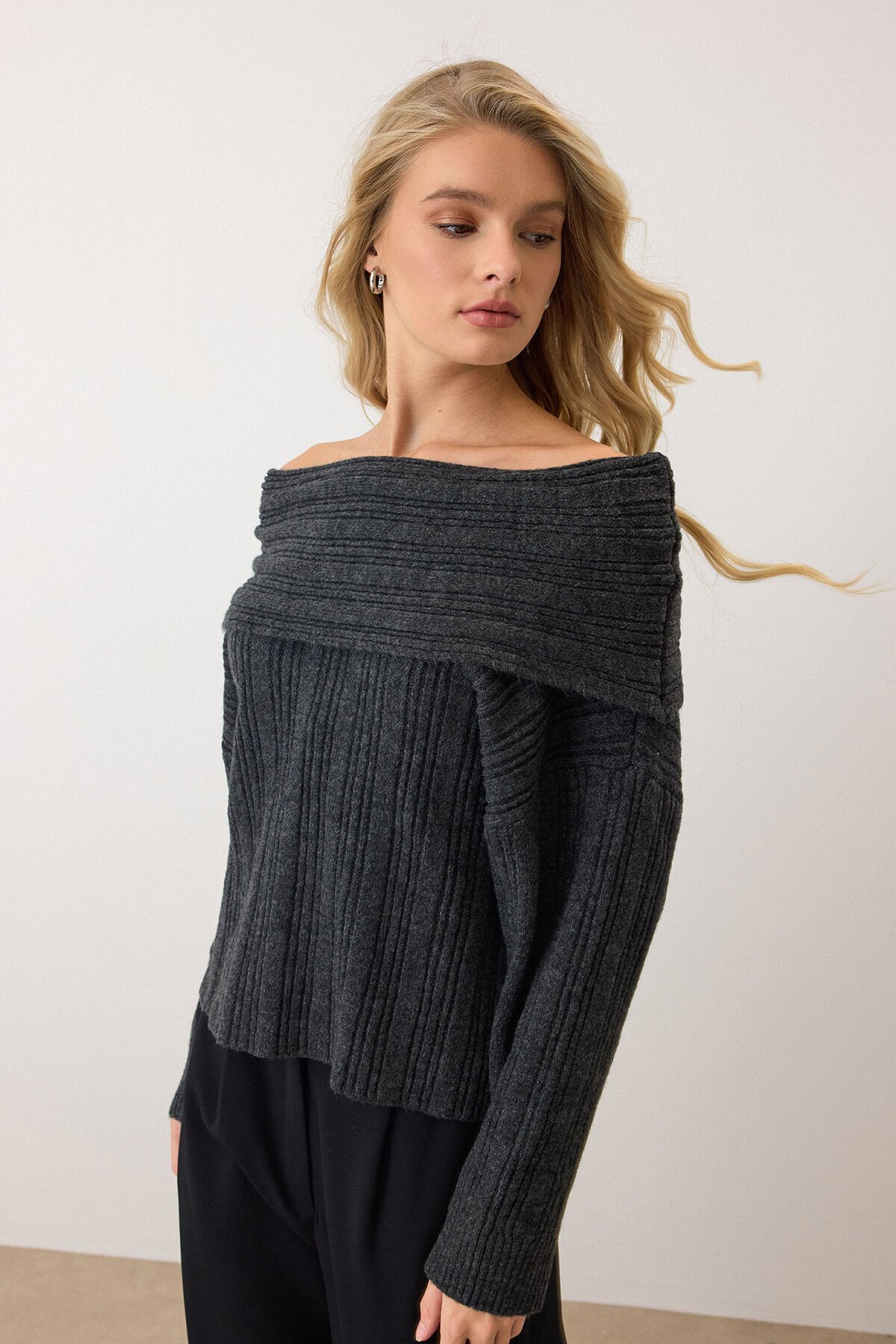 Antrasit Düşük Omuzlu Fitilli Triko Kazak
