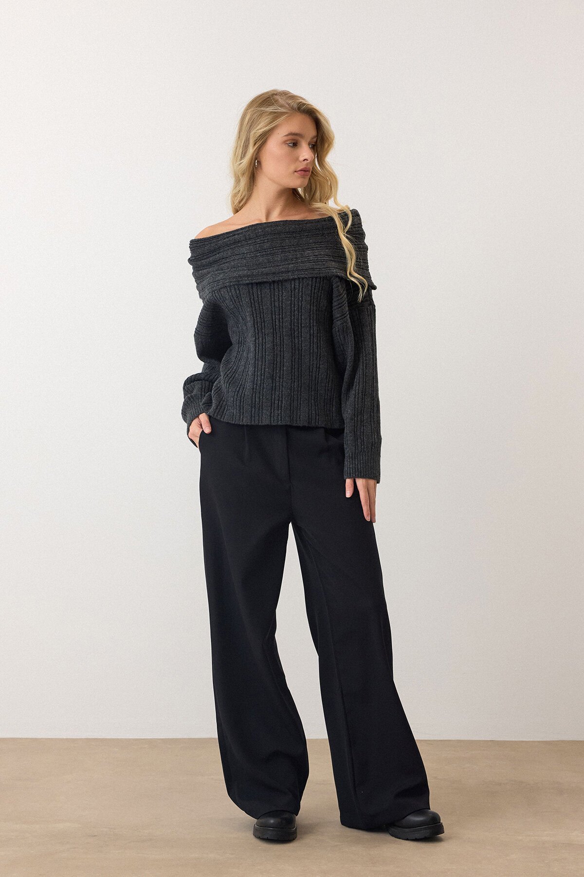 Antrasit Düşük Omuzlu Fitilli Triko Kazak