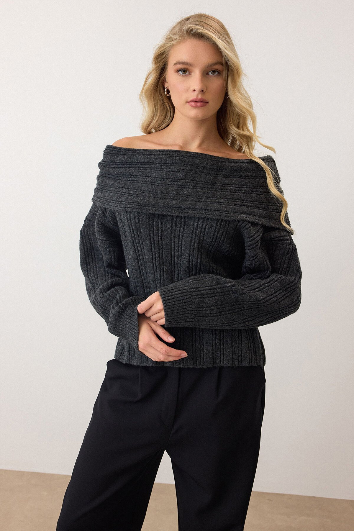 Antrasit Düşük Omuzlu Fitilli Triko Kazak